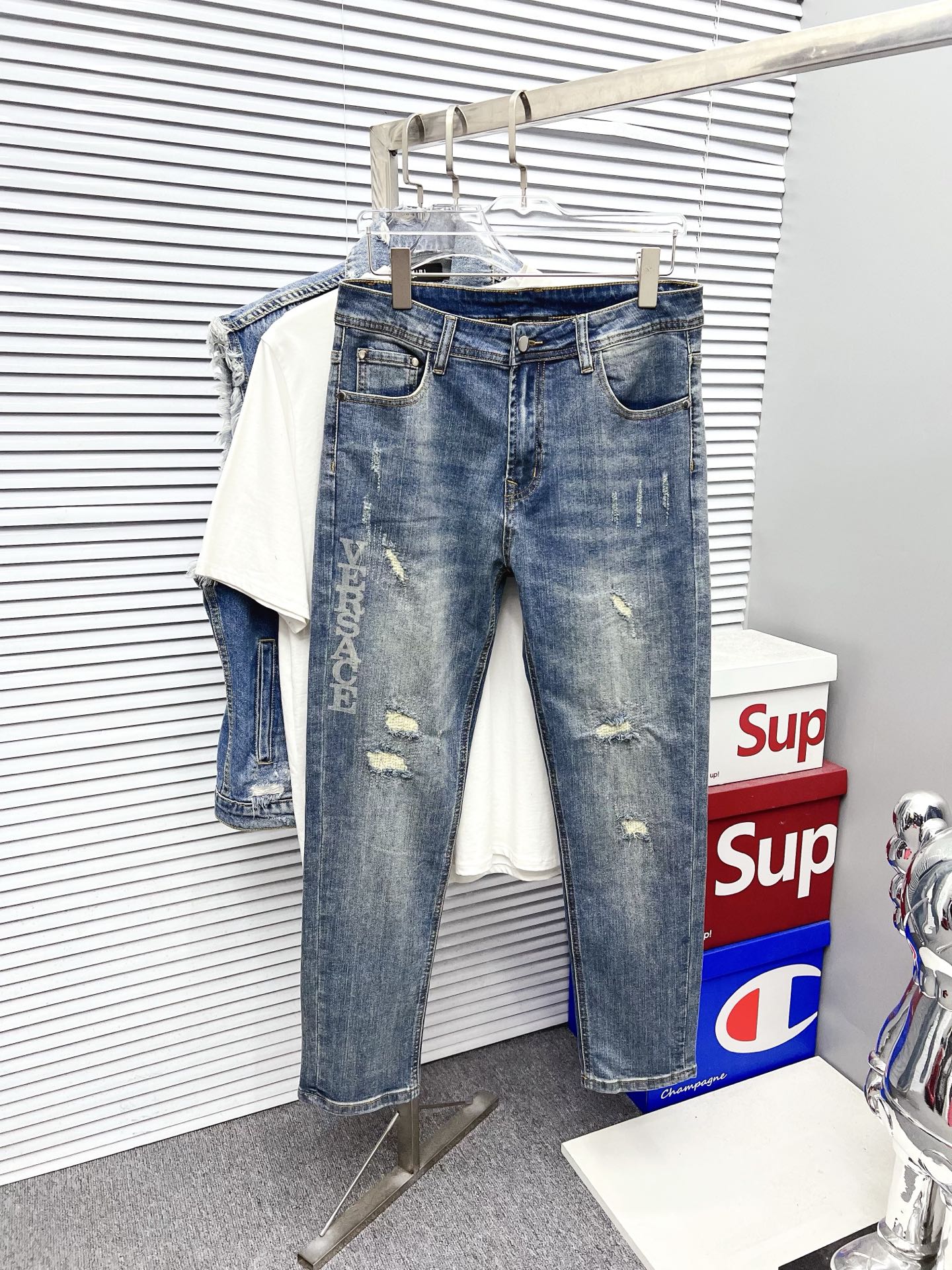 NO:610635,[Versace] 2025 new products are available at counters. The best jeans counters in physical stores are original 1:1 good products, suitable for all ages. The highest version of European imported fabrics on the market. Comfortable, soft and skin-friendly, with super upper body effects. Fashionable and versatile, straight and stylish, a wardrobe must-have!  Suitable for any occasion. Sizes: 29-38, versace, jeans, alexander wang19860909【范思哲】 2025新品 专柜有售 实体店极品牛仔裤专柜原版1:1好货,适合各个年龄段.市场最高版本的欧洲进口面料.舒适柔软亲肤,上身效果超级棒时尚百搭,笔挺有型,衣橱必备！适合任何场合穿着 尺码:29-38,,versace,jeans,alexander wang,Men's clothing