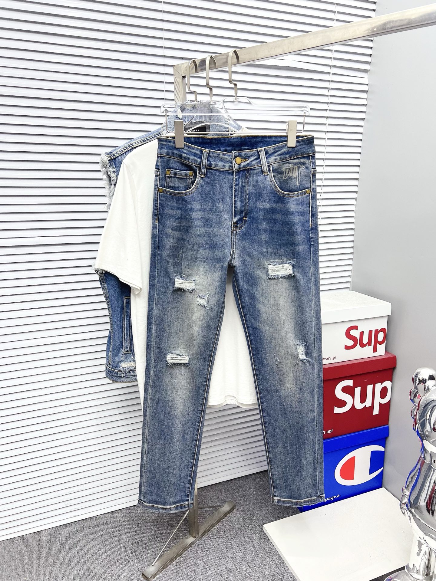 NO:610608,[Dior] 2025 new products are available at counters. The best jeans counters in physical stores are original 1:1 goods, suitable for all ages. The highest version of European imported fabrics on the market. Comfortable, soft and skin-friendly, with super upper body effects. Fashionable and versatile, straight and stylish, a wardrobe must-have!  Suitable for any occasion. Sizes: 29-38, dior, jeans, alexander wang19860909【迪奥】 2025新品 专柜有售 实体店极品牛仔裤专柜原版1:1好货,适合各个年龄段.市场最高版本的欧洲进口面料.舒适柔软亲肤,上身效果超级棒时尚百搭,笔挺有型,衣橱必备！适合任何场合穿着 尺码:29-38,,dior,jeans,alexander wang,Men's clothing