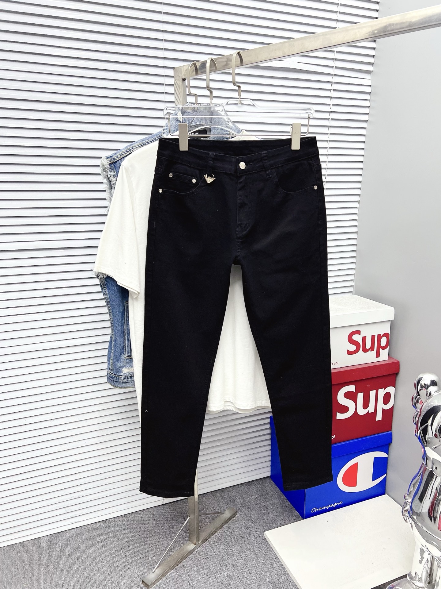 NO:610618,[Armani] 2025 new products are available at counters. The best jeans counters in physical stores are original 1:1 good products, suitable for all ages. The highest version of European imported fabrics on the market. Comfortable, soft and skin-friendly, with super upper body effects. Fashionable and versatile, straight and stylish, a wardrobe must-have!  Suitable for any occasion. Sizes: 29-38, armani, jeans, alexander wang19860909【阿玛尼】 2025新品 专柜有售 实体店极品牛仔裤专柜原版1:1好货,适合各个年龄段.市场最高版本的欧洲进口面料.舒适柔软亲肤,上身效果超级棒时尚百搭,笔挺有型,衣橱必备！适合任何场合穿着 尺码:29-38,,armani,jeans,alexander wang,Men's clothing