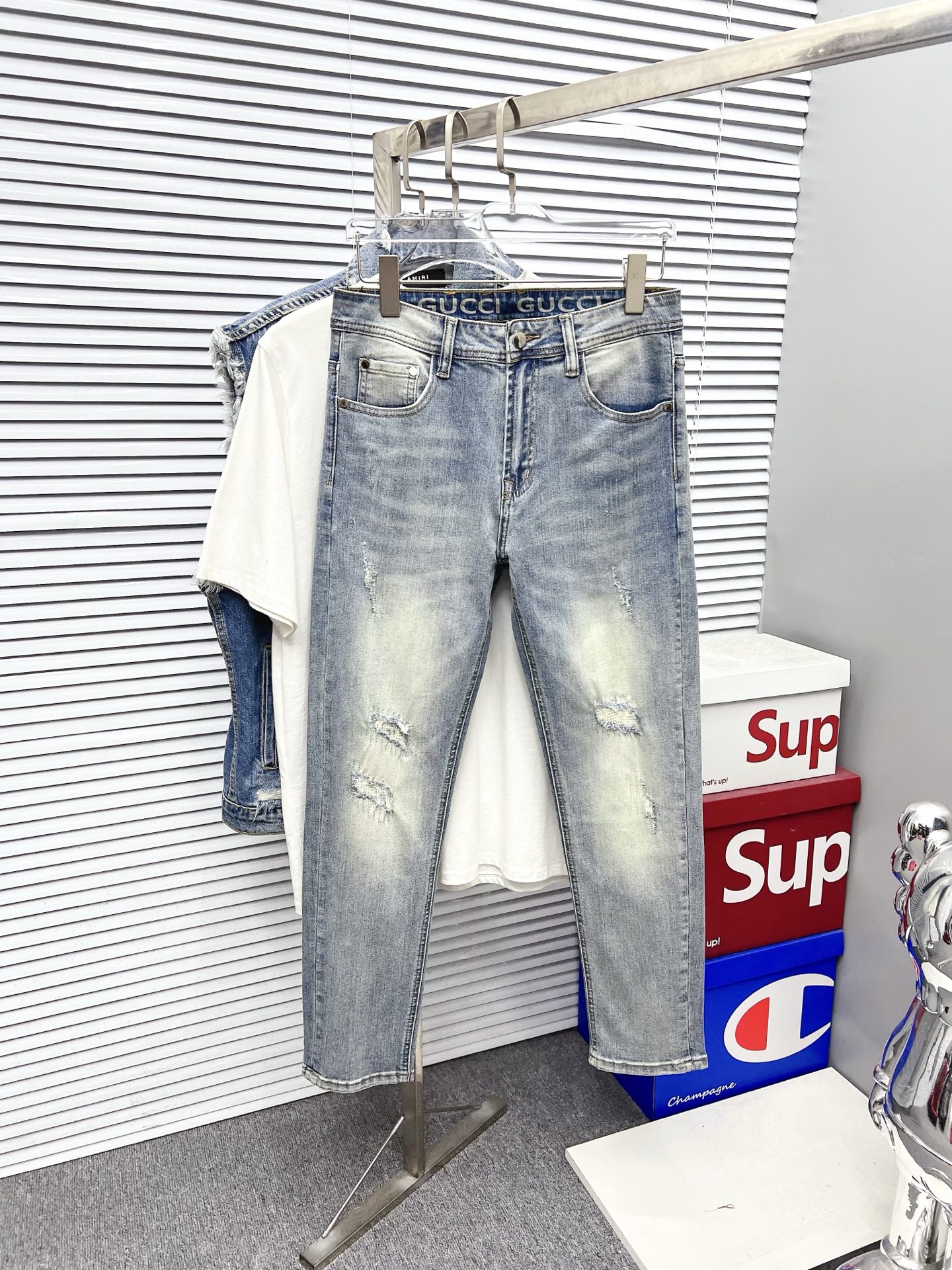 NO:610611,[Gucci] 2025 new products are available at counters. The best jeans counters in physical stores are original 1:1 goods, suitable for all ages. The highest version of European imported fabrics on the market. Comfortable, soft and skin-friendly, with super upper body effects. Fashionable and versatile, straight and stylish, a wardrobe must-have!  Suitable for any occasion. Sizes: 29-38, jeans, alexander wang19860909【古奇】 2025新品 专柜有售 实体店极品牛仔裤专柜原版1:1好货,适合各个年龄段.市场最高版本的欧洲进口面料.舒适柔软亲肤,上身效果超级棒时尚百搭,笔挺有型,衣橱必备！适合任何场合穿着 尺码:29-38,,jeans,alexander wang,Men's clothing