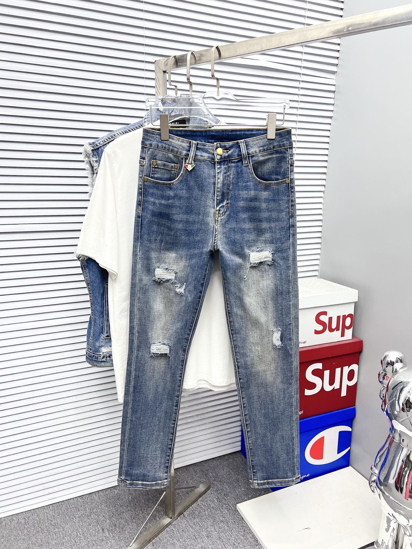 NO:610614,[Prada] 2025 new products are available at counters. The best jeans counters in physical stores are original 1:1 goods, suitable for all ages. The highest version of European imported fabrics on the market. Comfortable, soft and skin-friendly, with super upper body effects. Fashionable and versatile, straight and stylish, a wardrobe must-have!  Suitable for any occasion. Sizes: 29-38, prada, jeans, alexander wang19860909【普拉达】 2025新品 专柜有售 实体店极品牛仔裤专柜原版1:1好货,适合各个年龄段.市场最高版本的欧洲进口面料.舒适柔软亲肤,上身效果超级棒时尚百搭,笔挺有型,衣橱必备！适合任何场合穿着 尺码:29-38,,prada,jeans,alexander wang,Men's clothing