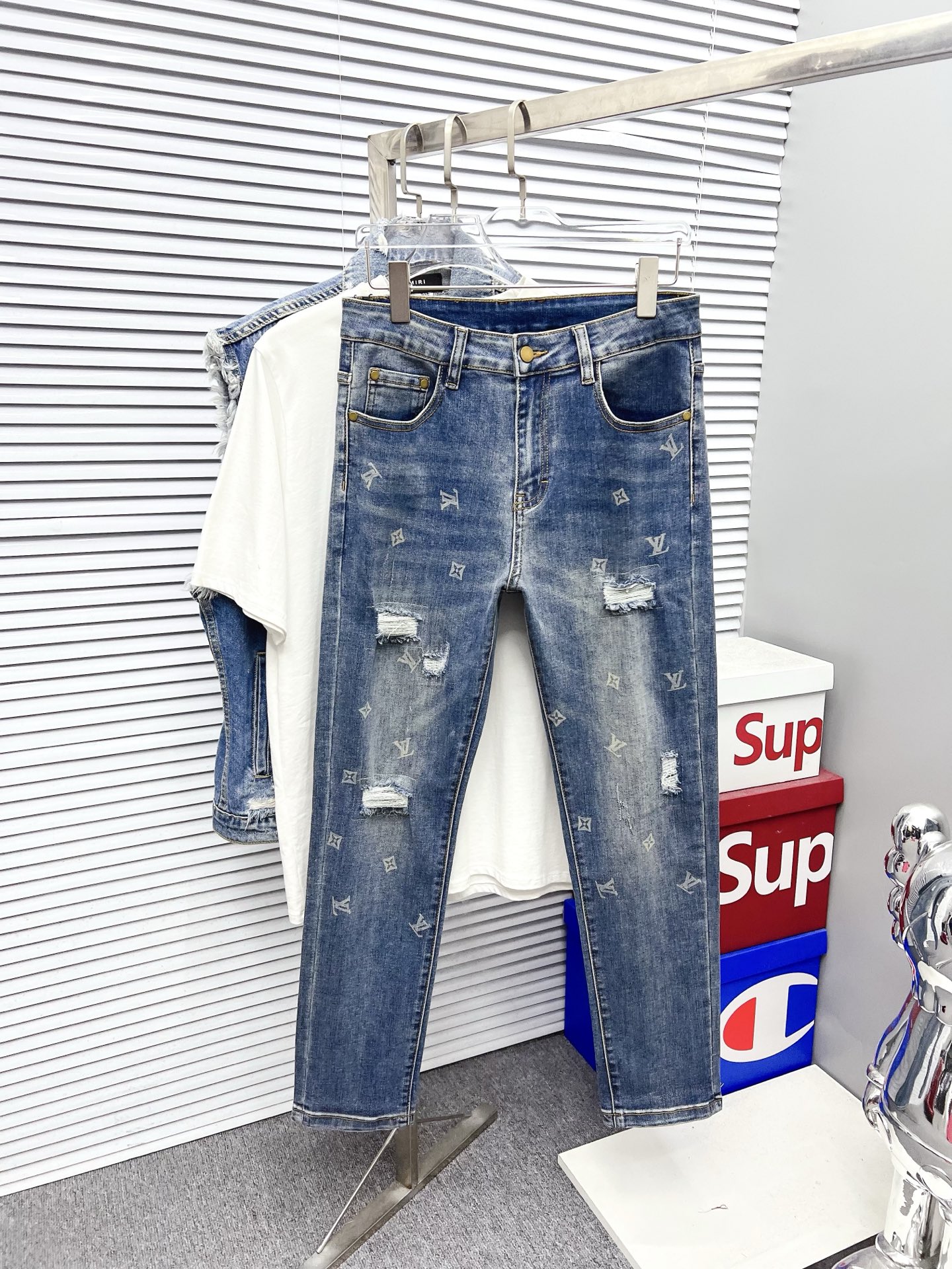 NO:610623,[L V] 2025 new products, available at counters. Original 1:1 quality goods from the best jeans counters in physical stores, suitable for all ages. The highest version of European imported fabrics on the market. Comfortable, soft and skin-friendly, with super upper body effect, fashionable and versatile, straight and stylish, a wardrobe must-have!  Suitable for any occasion. Sizes: 29-38, jeans, alexander wang19860909【 L V】 2025新品 专柜有售 实体店极品牛仔裤专柜原版1:1好货,适合各个年龄段.市场最高版本的欧洲进口面料.舒适柔软亲肤,上身效果超级棒时尚百搭,笔挺有型,衣橱必备！适合任何场合穿着 尺码:29-38,,jeans,alexander wang,Men's clothing