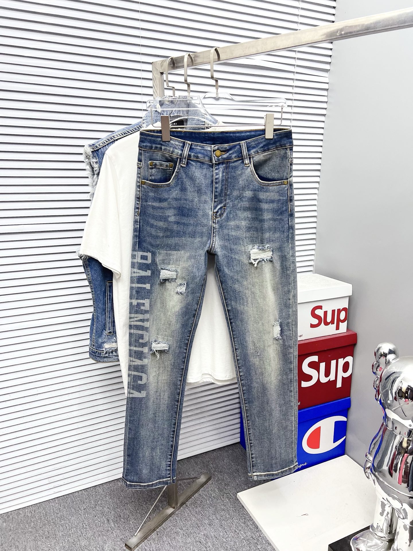 NO:610629,[Balenciaga] 2025 new products are available at counters. The best jeans counters in physical stores are original 1:1 goods, suitable for all ages. The highest version of European imported fabrics on the market. Comfortable, soft and skin-friendly, with super upper body effects. Fashionable and versatile, straight and stylish, a wardrobe must-have!  Suitable for any occasion. Sizes: 29-38, balenciaga, jeans, alexander wang19860909【巴黎世家】 2025新品 专柜有售 实体店极品牛仔裤专柜原版1:1好货,适合各个年龄段.市场最高版本的欧洲进口面料.舒适柔软亲肤,上身效果超级棒时尚百搭,笔挺有型,衣橱必备！适合任何场合穿着 尺码:29-38,,balenciaga,jeans,alexander wang,Men's clothing