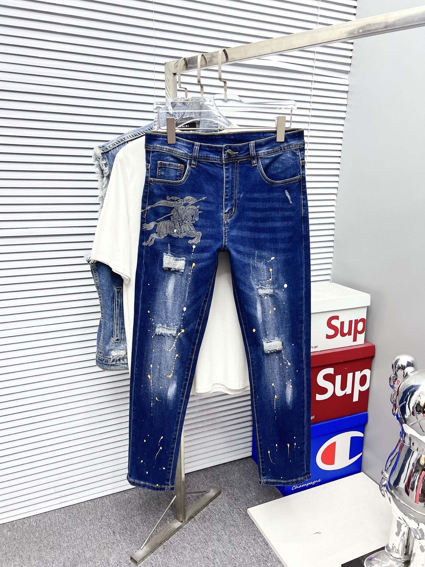 NO:610599,[Burberry] 2025 new products are available at counters. The best jeans counters in physical stores are original 1:1 good products, suitable for all ages. The highest version of European imported fabrics on the market. Comfortable, soft and skin-friendly, with super upper body effects. Fashionable and versatile, straight and stylish, a wardrobe must-have!  Suitable for any occasion. Sizes: 29-38, burberry, jeans, alexander wang19860909【巴宝莉】 2025新品 专柜有售 实体店极品牛仔裤专柜原版1:1好货,适合各个年龄段.市场最高版本的欧洲进口面料.舒适柔软亲肤,上身效果超级棒时尚百搭,笔挺有型,衣橱必备！适合任何场合穿着 尺码:29-38,,burberry,jeans,alexander wang,Men's clothing