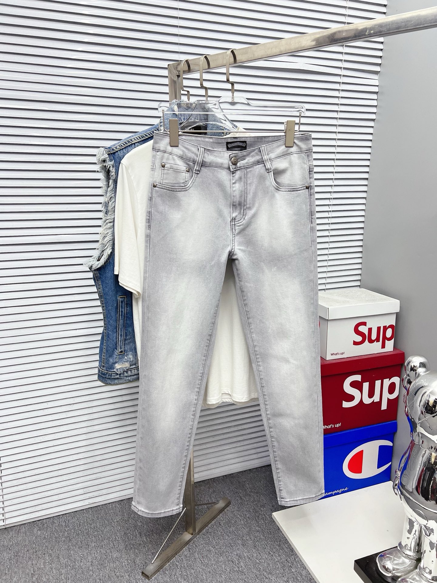 NO:128198,Croxin Men's denim jeans, official album poster outfit style!  Customer-supplied high-quality imported denim original color fabric, specially selected Japanese Okayama pure 13oz ounce denim fabric, heavy environmentally friendly plant enzyme washing process, the texture has a light retro color, which is quite beautiful, and is very suitable for the spring and summer color matching. The fabric is soft and delicate after washing, but has a strong bones and a little elastic, providing an excellent comfort experience. There is no damage to any craft elements throughout the body, retaining the purest tannin color!  The whole body details are so perfect, exquisite and exquisite. The latest waist leather marks highlight the brand's characteristics, and hardware accessories, leather marks, and wiring all reflect craftsmanship!  The style is perfectly tailored, and the hip lifting effect is excellent. It can easily sweep any top matching in the wardrobe. It has extensive compatibility and is satisfied with various daily outfits. It has a lot of upper body styles and must-have trousers for quality control and 1V masturbation control!  Size 29-38 None 35 37, Chrome hearts, jeans, alexander wang19860909克罗心 男士丹宁牛仔裤,官宣画册海报穿搭款！ 客供高级进口的丹宁原色面料,特选日本冈山纯正13oz 盎司牛仔布料,重磅环保植物酵素水洗工艺,肌理有着淡淡的复古色彩,相当漂亮,极符合春夏的配色,面料经过水洗后柔软细腻,但筋骨感极强,且略带弹力,提供了绝佳的舒适体验,通身无任何工艺元素破坏,保留了最纯粹的丹宁本色！通身细节完美如斯,精湛且考究,最新的腰部皮标彰显了品牌特质,五金配件、皮标、走线无不体现出匠心工艺！版型剪裁完美,提臀修身效果绝佳,可轻松横扫衣橱任何的上装搭配,兼容性广泛,满足于日常各种穿搭,上身型款十足,于品质控及1V迷控者必入型裤装！ 尺码29-38 无35 37,,chrome hearts,jeans,alexander wang,Men's clothing