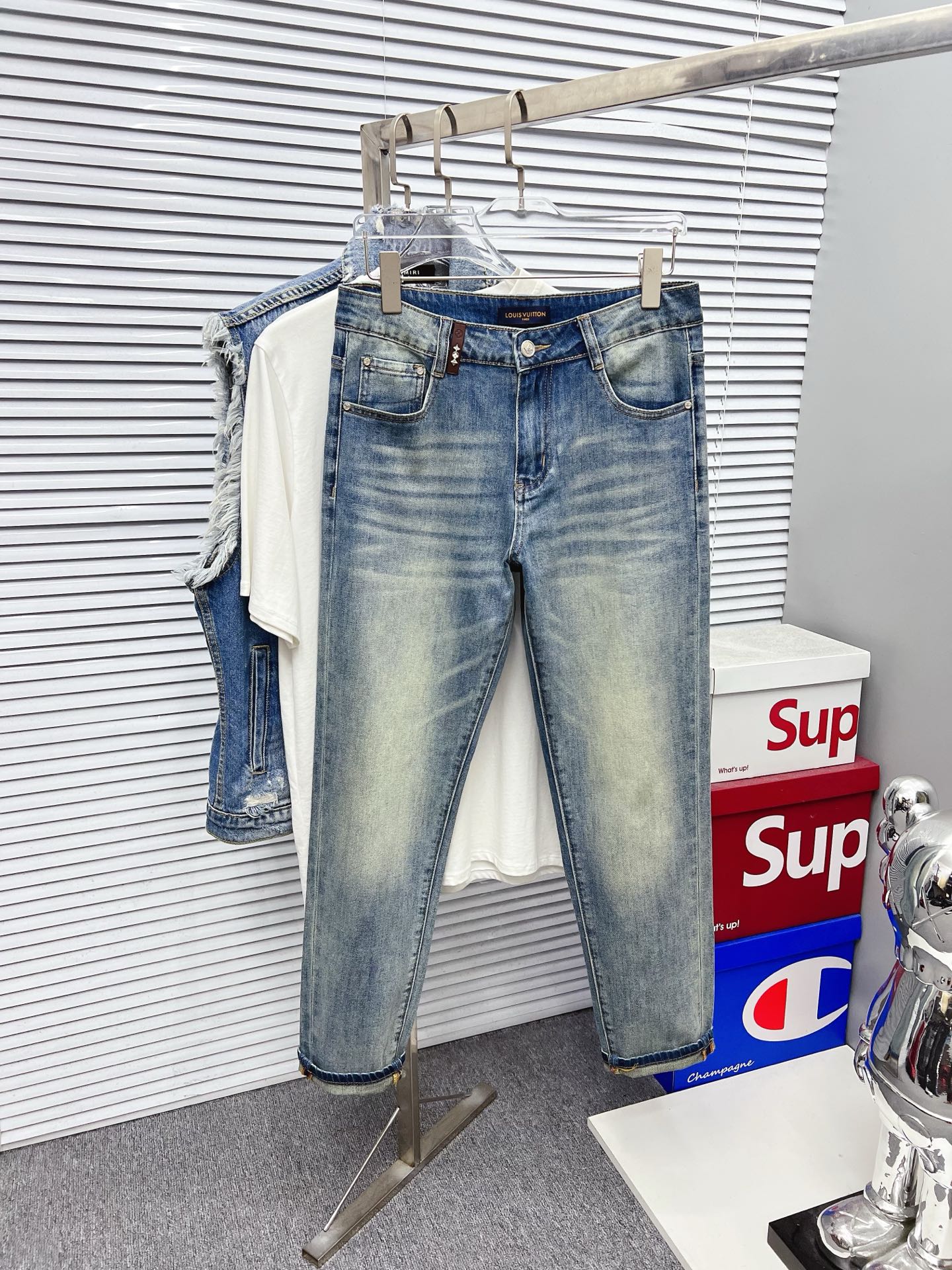 NO:128200,LV men's denim jeans, official album poster outfit style!  Customer-supplied high-quality imported denim original color fabric, specially selected Japanese Okayama pure 13oz ounce denim fabric, heavy environmentally friendly plant enzyme washing process, the texture has a light retro color, which is quite beautiful, and is very suitable for the spring and summer color matching. The fabric is soft and delicate after washing, but has a strong bones and a little elastic, providing an excellent comfort experience. There is no damage to any craft elements throughout the body, retaining the purest tannin color!  The whole body details are so perfect, exquisite and exquisite. The latest waist leather marks highlight the brand's characteristics, and hardware accessories, leather marks, and wiring all reflect craftsmanship!  The style is perfectly tailored, and the hip lifting effect is excellent. It can easily sweep any top matching in the wardrobe. It has extensive compatibility and is satisfied with various daily outfits. It has a lot of upper body styles and must-have trousers for quality control and 1V masturbation control!  Size 29-38 None 35 37,,louis vuitton,jeans,alexander wang19860909LV 男士丹宁牛仔裤,官宣画册海报穿搭款！ 客供高级进口的丹宁原色面料,特选日本冈山纯正13oz 盎司牛仔布料,重磅环保植物酵素水洗工艺,肌理有着淡淡的复古色彩,相当漂亮,极符合春夏的配色,面料经过水洗后柔软细腻,但筋骨感极强,且略带弹力,提供了绝佳的舒适体验,通身无任何工艺元素破坏,保留了最纯粹的丹宁本色！通身细节完美如斯,精湛且考究,最新的腰部皮标彰显了品牌特质,五金配件、皮标、走线无不体现出匠心工艺！版型剪裁完美,提臀修身效果绝佳,可轻松横扫衣橱任何的上装搭配,兼容性广泛,满足于日常各种穿搭,上身型款十足,于品质控及1V迷控者必入型裤装！ 尺码29-38 无35 37,,louis vuitton,jeans,alexander wang,Men's clothing