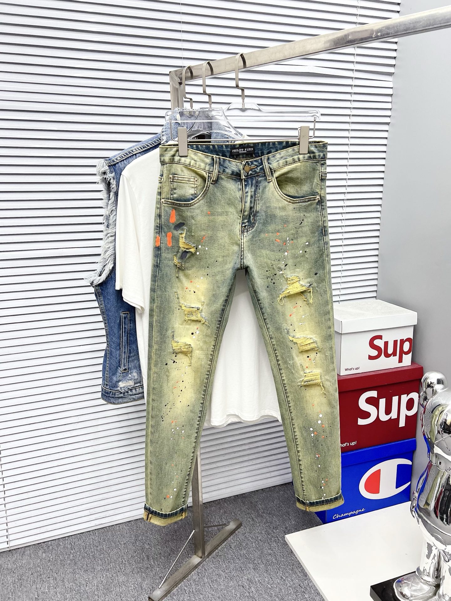 NO:128202,PP men's denim jeans, official album poster outfit style!  Customer-supplied high-quality imported denim original color fabric, specially selected Japanese Okayama pure 13oz ounce denim fabric, heavy environmentally friendly plant enzyme washing process, the texture has a light retro color, which is quite beautiful, and is very suitable for the spring and summer color matching. The fabric is soft and delicate after washing, but has a strong bones and a little elastic, providing an excellent comfort experience. There is no damage to any craft elements throughout the body, retaining the purest tannin color!  The whole body details are so perfect, exquisite and exquisite. The latest waist leather marks highlight the brand's characteristics, and hardware accessories, leather marks, and wiring all reflect craftsmanship!  The style is perfectly tailored, and the hip lifting effect is excellent. It can easily sweep any top matching in the wardrobe. It has extensive compatibility and is satisfied with various daily outfits. It has a lot of upper body styles and must-have trousers for quality control and 1V masturbation control!  Size 29-38 None 35 37,,jeans,alexander wang19860909PP 男士丹宁牛仔裤,官宣画册海报穿搭款！ 客供高级进口的丹宁原色面料,特选日本冈山纯正13oz 盎司牛仔布料,重磅环保植物酵素水洗工艺,肌理有着淡淡的复古色彩,相当漂亮,极符合春夏的配色,面料经过水洗后柔软细腻,但筋骨感极强,且略带弹力,提供了绝佳的舒适体验,通身无任何工艺元素破坏,保留了最纯粹的丹宁本色！通身细节完美如斯,精湛且考究,最新的腰部皮标彰显了品牌特质,五金配件、皮标、走线无不体现出匠心工艺！版型剪裁完美,提臀修身效果绝佳,可轻松横扫衣橱任何的上装搭配,兼容性广泛,满足于日常各种穿搭,上身型款十足,于品质控及1V迷控者必入型裤装！ 尺码29-38 无35 37,,jeans,alexander wang,Men's clothing