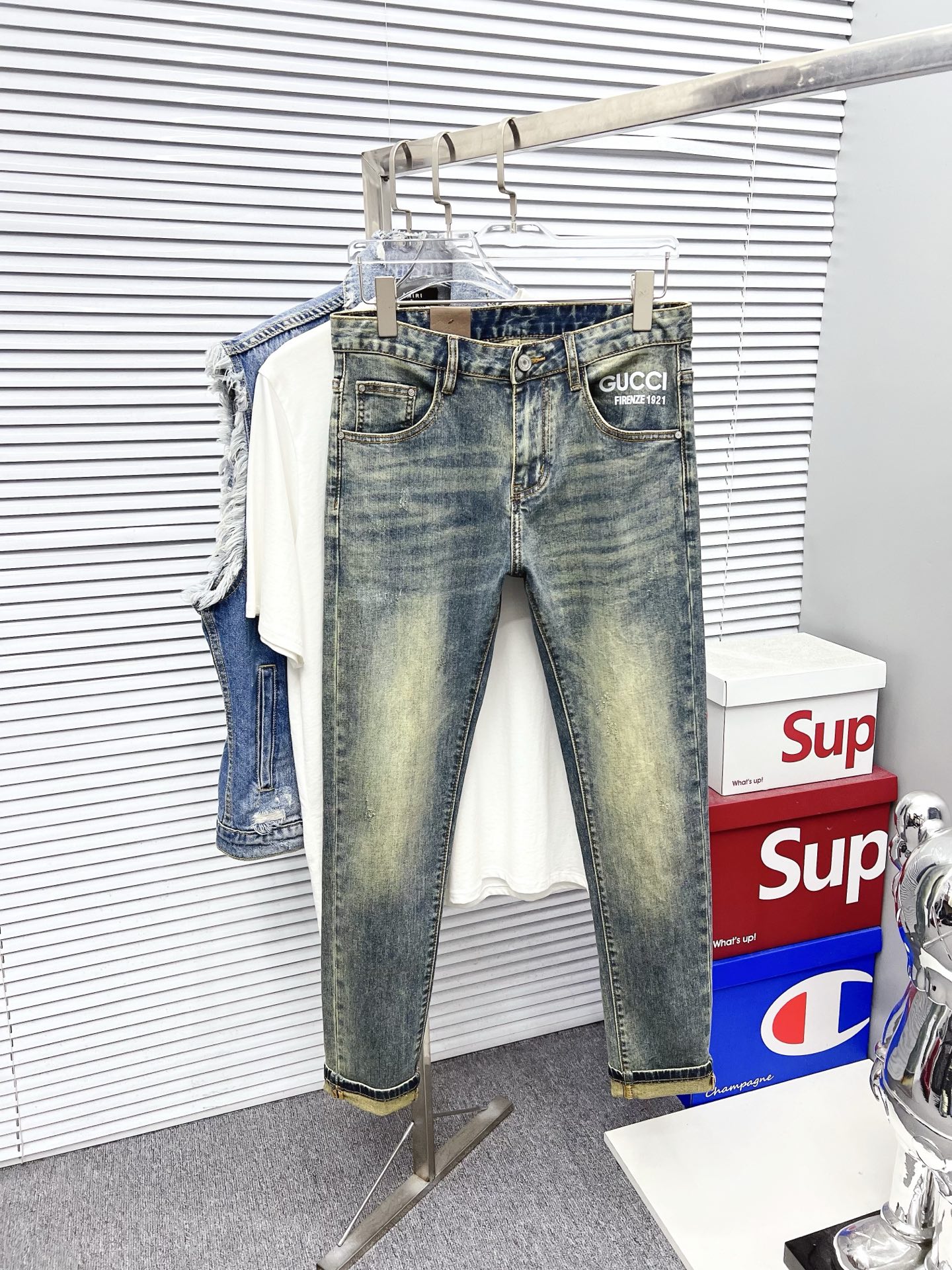 NO:128204,GUCCI Men's denim jeans, official album poster outfit style!  Customer-supplied high-quality imported denim original color fabric, specially selected Japanese Okayama pure 13oz ounce denim fabric, heavy environmentally friendly plant enzyme washing process, the texture has a light retro color, which is quite beautiful, and is very suitable for the spring and summer color matching. The fabric is soft and delicate after washing, but has a strong bones and a little elastic, providing an excellent comfort experience. There is no damage to any craft elements throughout the body, retaining the purest tannin color!  The whole body details are so perfect, exquisite and exquisite. The latest waist leather marks highlight the brand's characteristics, and hardware accessories, leather marks, and wiring all reflect craftsmanship!  The style is perfectly tailored, and the hip lifting effect is excellent. It can easily sweep any top matching in the wardrobe. It has extensive compatibility and is satisfied with various daily outfits. It has a lot of upper body styles and must-have trousers for quality control and 1V masturbation control!  Size 29-38 None 35 37, gucci,jeans,alexander wang19860909GUCCI 古奇 男士丹宁牛仔裤,官宣画册海报穿搭款！ 客供高级进口的丹宁原色面料,特选日本冈山纯正13oz 盎司牛仔布料,重磅环保植物酵素水洗工艺,肌理有着淡淡的复古色彩,相当漂亮,极符合春夏的配色,面料经过水洗后柔软细腻,但筋骨感极强,且略带弹力,提供了绝佳的舒适体验,通身无任何工艺元素破坏,保留了最纯粹的丹宁本色！通身细节完美如斯,精湛且考究,最新的腰部皮标彰显了品牌特质,五金配件、皮标、走线无不体现出匠心工艺！版型剪裁完美,提臀修身效果绝佳,可轻松横扫衣橱任何的上装搭配,兼容性广泛,满足于日常各种穿搭,上身型款十足,于品质控及1V迷控者必入型裤装！ 尺码29-38 无35 37,,gucci,jeans,alexander wang,Men's clothing