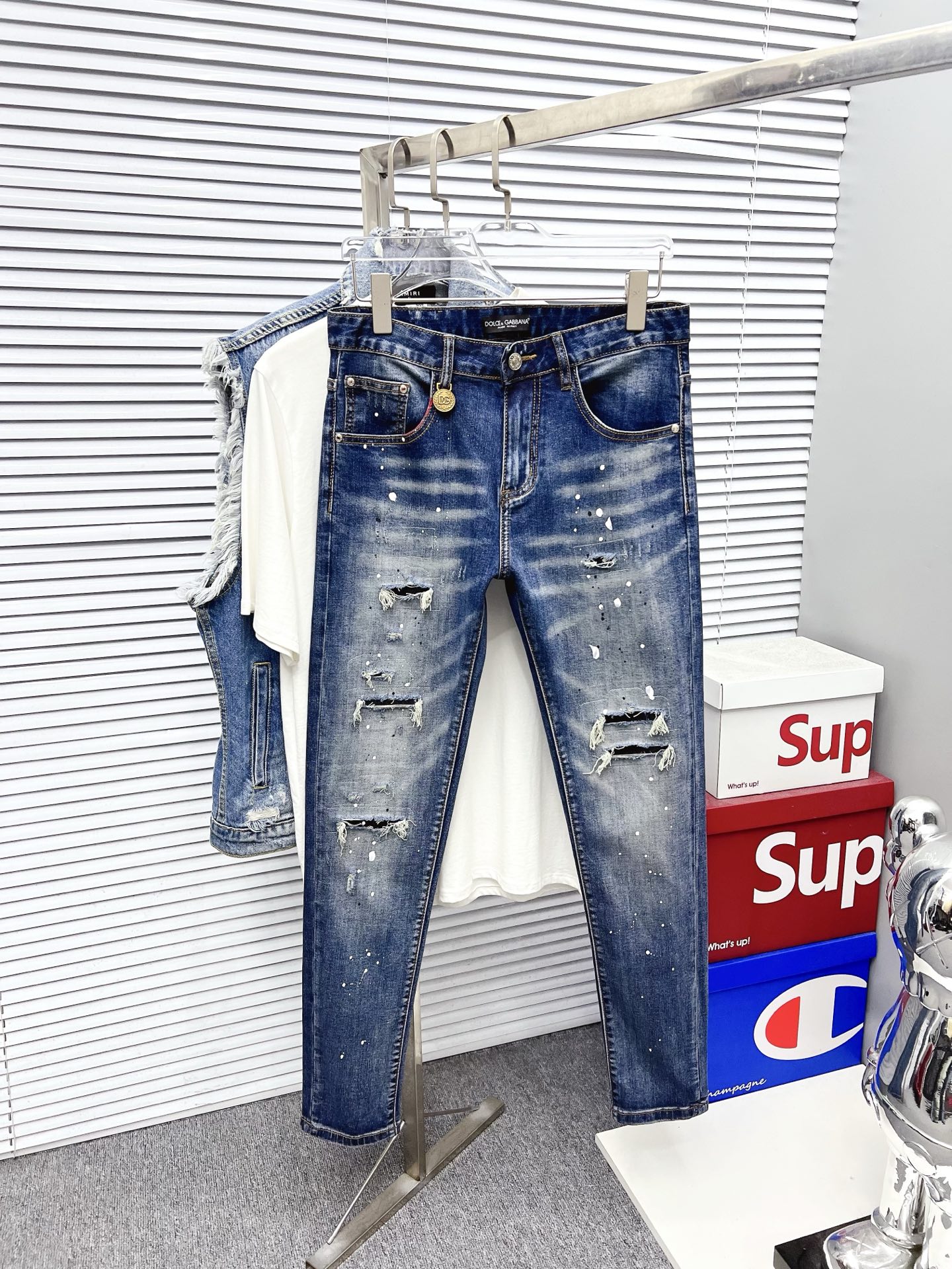 NO:128206,D&G men's denim jeans, official album poster outfit style!  Customer-supplied high-quality imported denim original color fabric, specially selected Japanese Okayama pure 13oz ounce denim fabric, heavy environmentally friendly plant enzyme washing process, the texture has a light retro color, which is quite beautiful, and is very suitable for the spring and summer color matching. The fabric is soft and delicate after washing, but has a strong bones and a little elastic, providing an excellent comfort experience. There is no damage to any craft elements throughout the body, retaining the purest tannin color!  The whole body details are so perfect, exquisite and exquisite. The latest waist leather marks highlight the brand's characteristics, and hardware accessories, leather marks, and wiring all reflect craftsmanship!  The style is perfectly tailored, and the hip lifting effect is excellent. It can easily sweep any top matching in the wardrobe. It has extensive compatibility and is satisfied with various daily outfits. It has a lot of upper body styles and must-have trousers for quality control and 1V masturbation control!  Size 29-38 None 35 37, Dolce & Gabbana, jeans, alexander wang19860909D&G 男士丹宁牛仔裤,官宣画册海报穿搭款！ 客供高级进口的丹宁原色面料,特选日本冈山纯正13oz 盎司牛仔布料,重磅环保植物酵素水洗工艺,肌理有着淡淡的复古色彩,相当漂亮,极符合春夏的配色,面料经过水洗后柔软细腻,但筋骨感极强,且略带弹力,提供了绝佳的舒适体验,通身无任何工艺元素破坏,保留了最纯粹的丹宁本色！通身细节完美如斯,精湛且考究,最新的腰部皮标彰显了品牌特质,五金配件、皮标、走线无不体现出匠心工艺！版型剪裁完美,提臀修身效果绝佳,可轻松横扫衣橱任何的上装搭配,兼容性广泛,满足于日常各种穿搭,上身型款十足,于品质控及1V迷控者必入型裤装！ 尺码29-38 无35 37,,Dolce&Gabbana,jeans,alexander wang,Men's clothing