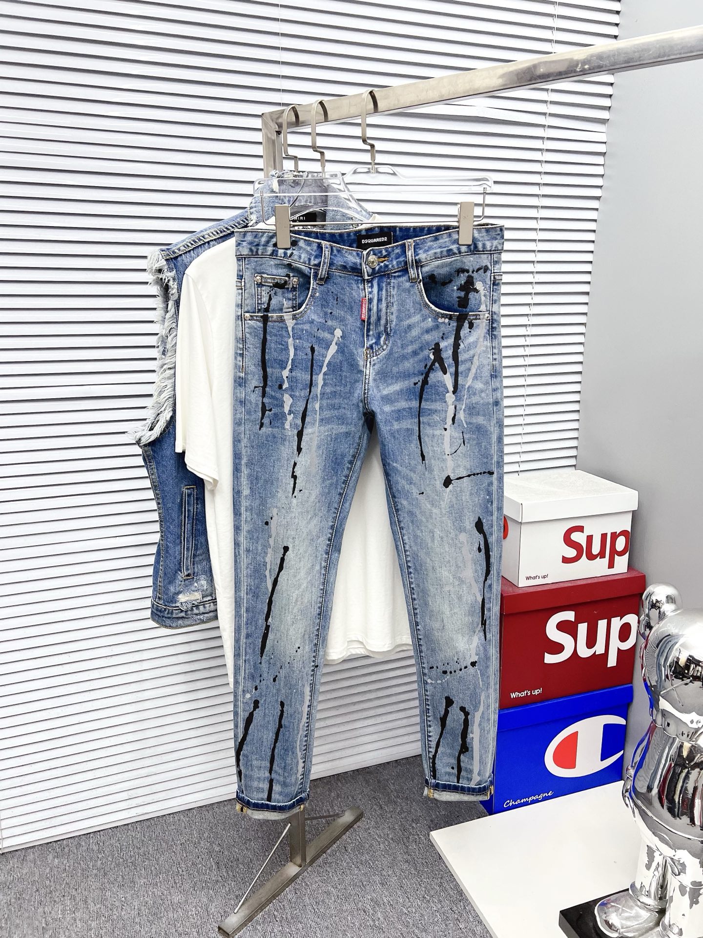 NO:128189,D2 Men's denim jeans, official album poster outfit style!  Customer-supplied high-quality imported denim original color fabric, specially selected Japanese Okayama pure 13oz ounce denim fabric, heavy environmentally friendly plant enzyme washing process, the texture has a light retro color, which is quite beautiful, and is very suitable for the spring and summer color matching. The fabric is soft and delicate after washing, but has a strong bones and a little elastic, providing an excellent comfort experience. There is no damage to any craft elements throughout the body, retaining the purest tannin color!  The whole body details are so perfect, exquisite and exquisite. The latest waist leather marks highlight the brand's characteristics, and hardware accessories, leather marks, and wiring all reflect craftsmanship!  The style is perfectly tailored, and the hip lifting effect is excellent. It can easily sweep any top matching in the wardrobe. It has extensive compatibility and is satisfied with various daily outfits. It has a lot of upper body styles and must-have trousers for quality control and 1V masturbation control!  Size 29-38 None 35 37,,jeans,alexander wang19860909D2 男士丹宁牛仔裤,官宣画册海报穿搭款！ 客供高级进口的丹宁原色面料,特选日本冈山纯正13oz 盎司牛仔布料,重磅环保植物酵素水洗工艺,肌理有着淡淡的复古色彩,相当漂亮,极符合春夏的配色,面料经过水洗后柔软细腻,但筋骨感极强,且略带弹力,提供了绝佳的舒适体验,通身无任何工艺元素破坏,保留了最纯粹的丹宁本色！通身细节完美如斯,精湛且考究,最新的腰部皮标彰显了品牌特质,五金配件、皮标、走线无不体现出匠心工艺！版型剪裁完美,提臀修身效果绝佳,可轻松横扫衣橱任何的上装搭配,兼容性广泛,满足于日常各种穿搭,上身型款十足,于品质控及1V迷控者必入型裤装！ 尺码29-38 无35 37,,jeans,alexander wang,Men's clothing