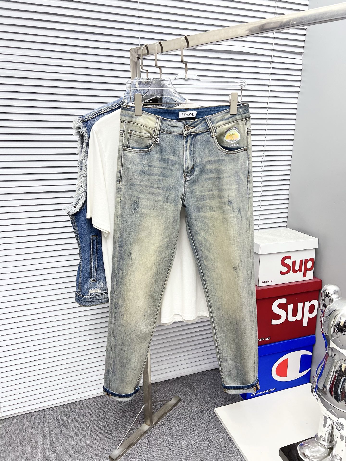 NO:128191,Luo Yiwei Men's denim jeans, official album poster outfit style!  Customer-supplied high-quality imported denim original color fabric, specially selected Japanese Okayama pure 13oz ounce denim fabric, heavy environmentally friendly plant enzyme washing process, the texture has a light retro color, which is quite beautiful, and is very suitable for the spring and summer color matching. The fabric is soft and delicate after washing, but has a strong bones and a little elastic, providing an excellent comfort experience. There is no damage to any craft elements throughout the body, retaining the purest tannin color!  The whole body details are so perfect, exquisite and exquisite. The latest waist leather marks highlight the brand's characteristics, and hardware accessories, leather marks, and wiring all reflect craftsmanship!  The style is perfectly tailored, and the hip lifting effect is excellent. It can easily sweep any top matching in the wardrobe. It has extensive compatibility and is satisfied with various daily outfits. It has a lot of upper body styles and must-have trousers for quality control and 1V masturbation control!  Size 29-38 None 35 37, loewe, jeans, alexander wang19860909罗意威 男士丹宁牛仔裤,官宣画册海报穿搭款！ 客供高级进口的丹宁原色面料,特选日本冈山纯正13oz 盎司牛仔布料,重磅环保植物酵素水洗工艺,肌理有着淡淡的复古色彩,相当漂亮,极符合春夏的配色,面料经过水洗后柔软细腻,但筋骨感极强,且略带弹力,提供了绝佳的舒适体验,通身无任何工艺元素破坏,保留了最纯粹的丹宁本色！通身细节完美如斯,精湛且考究,最新的腰部皮标彰显了品牌特质,五金配件、皮标、走线无不体现出匠心工艺！版型剪裁完美,提臀修身效果绝佳,可轻松横扫衣橱任何的上装搭配,兼容性广泛,满足于日常各种穿搭,上身型款十足,于品质控及1V迷控者必入型裤装！ 尺码29-38 无35 37,,loewe,jeans,alexander wang,Men's clothing