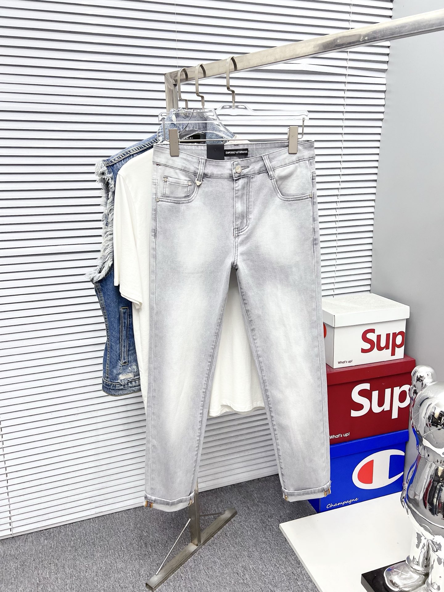 NO:128193,Armani Men's denim jeans, official album poster outfit!  Customer-supplied high-quality imported denim original color fabric, specially selected Japanese Okayama pure 13oz ounce denim fabric, heavy environmentally friendly plant enzyme washing process, the texture has a light retro color, which is quite beautiful, and is very suitable for the spring and summer color matching. The fabric is soft and delicate after washing, but has a strong bones and a little elastic, providing an excellent comfort experience. There is no damage to any craft elements throughout the body, retaining the purest tannin color!  The whole body details are so perfect, exquisite and exquisite. The latest waist leather marks highlight the brand's characteristics, and hardware accessories, leather marks, and wiring all reflect craftsmanship!  The style is perfectly tailored, and the hip lifting effect is excellent. It can easily sweep any top matching in the wardrobe. It has extensive compatibility and is satisfied with various daily outfits. It has a lot of upper body styles and must-have trousers for quality control and 1V masturbation control!  Size 29-38 None 35 37, Armani,armani,jeans,alexander wang19860909Armani 阿玛尼 男士丹宁牛仔裤,官宣画册海报穿搭款！ 客供高级进口的丹宁原色面料,特选日本冈山纯正13oz 盎司牛仔布料,重磅环保植物酵素水洗工艺,肌理有着淡淡的复古色彩,相当漂亮,极符合春夏的配色,面料经过水洗后柔软细腻,但筋骨感极强,且略带弹力,提供了绝佳的舒适体验,通身无任何工艺元素破坏,保留了最纯粹的丹宁本色！通身细节完美如斯,精湛且考究,最新的腰部皮标彰显了品牌特质,五金配件、皮标、走线无不体现出匠心工艺！版型剪裁完美,提臀修身效果绝佳,可轻松横扫衣橱任何的上装搭配,兼容性广泛,满足于日常各种穿搭,上身型款十足,于品质控及1V迷控者必入型裤装！ 尺码29-38 无35 37,,armani,armani,jeans,alexander wang,Men's clothing