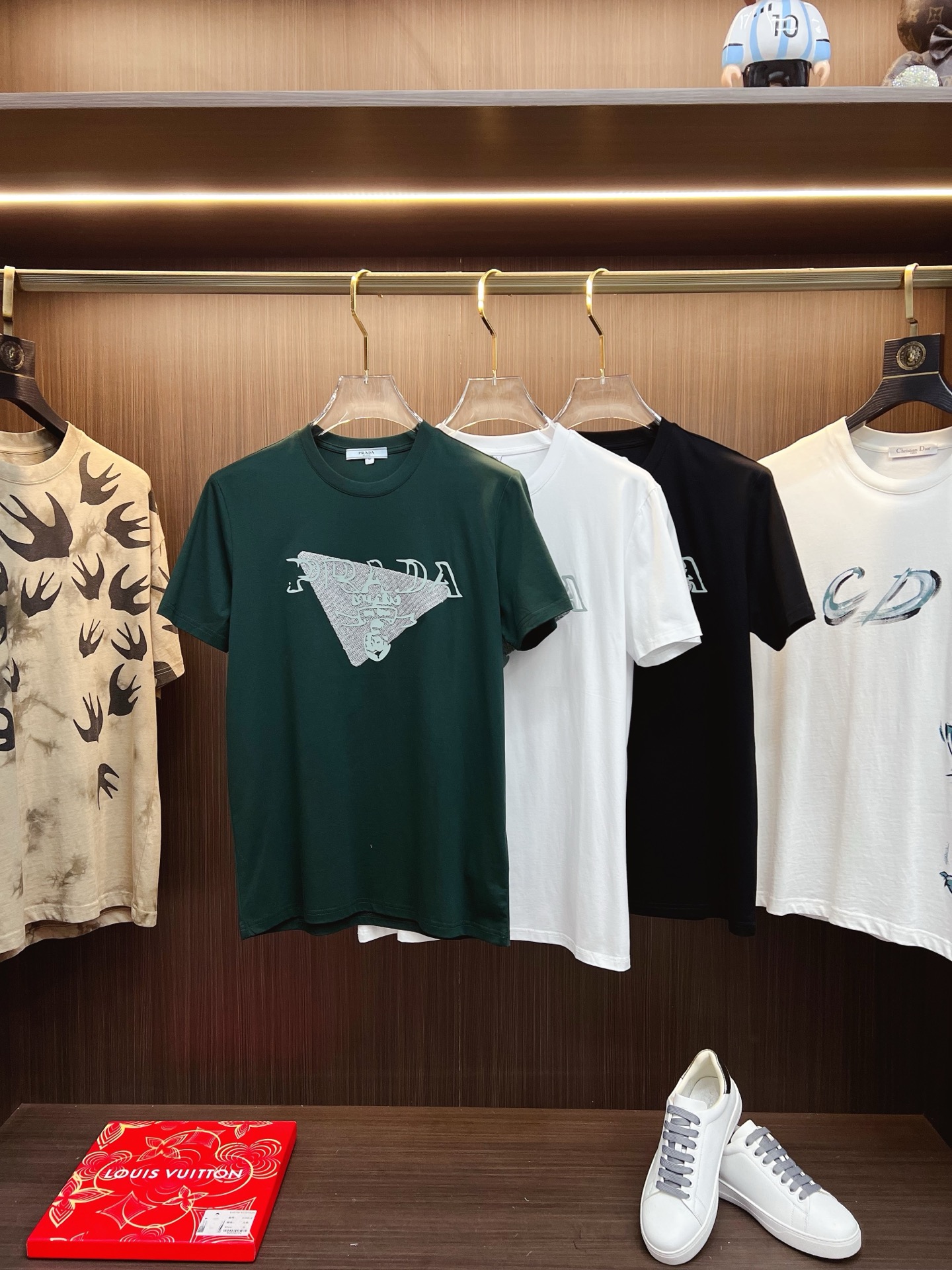 NO:519790,PRADA 2025SS Spring and Summer latest round neck fashionable short-sleeved T-shirt, synchronized on the official website, and private cotton fabric for the counter!  Comfortable skin, durable and easy to wear, classic simple logo design, original factory craftsmanship, must-have items for handsome men. Number of numbers M-4XL, prada, prada, T-shirt, tees, t-shirt, alexander wang19860909PRADA 普拉达 2025SS春夏最新款圆领时尚短袖T恤,官网同步,专柜纯棉面料！贴肤舒适,耐看又好穿,经典简约logo设计,原厂工艺一丝不苟,型男必备单品 码数M-4XL,,prada,prada,T-shirt,tees，t-shirt,alexander wang,Men's clothing