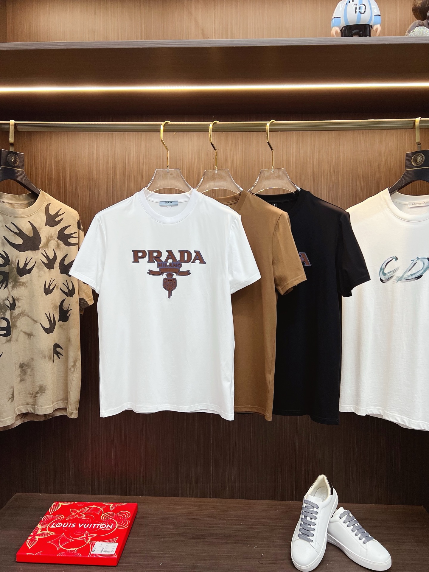 NO:519794,PRADA 2025SS Spring and Summer latest round neck fashionable short-sleeved T-shirt, synchronized on the official website, and private cotton fabric for the counter!  Comfortable skin, durable and easy to wear, classic simple logo design, original factory craftsmanship, must-have items for handsome men. Number of numbers M-4XL, prada, prada, T-shirt, tees, t-shirt, alexander wang19860909PRADA 普拉达 2025SS春夏最新款圆领时尚短袖T恤,官网同步,专柜纯棉面料！贴肤舒适,耐看又好穿,经典简约logo设计,原厂工艺一丝不苟,型男必备单品 码数M-4XL,,prada,prada,T-shirt,tees，t-shirt,alexander wang,Men's clothing