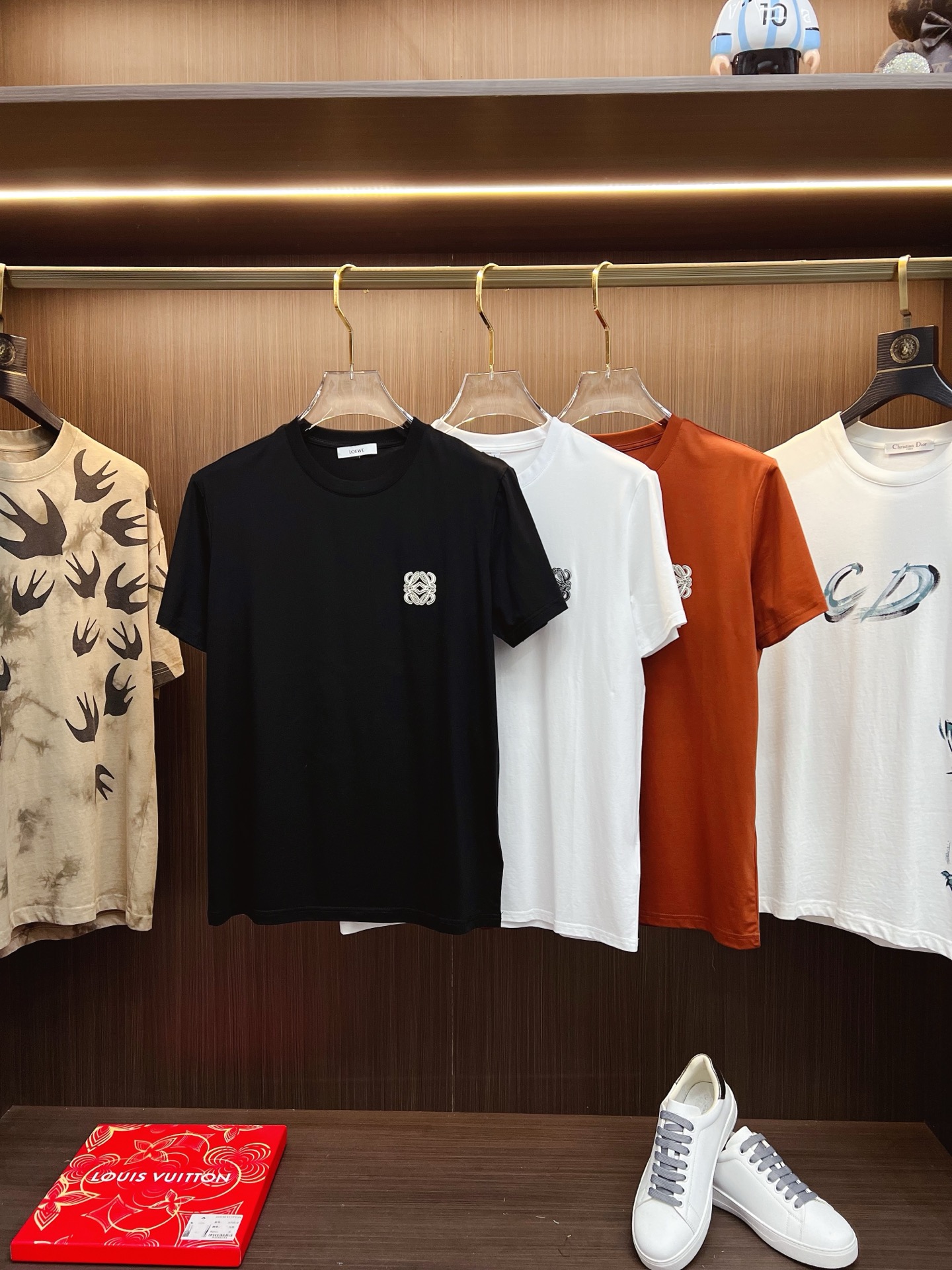 NO:519797,Luo Yiwei 2025SS spring and summer latest round neck fashionable short-sleeved T-shirt, synchronized on the official website, and private cotton fabric for the counter!  Comfortable skin, durable and easy to wear, classic simple logo design, original factory craftsmanship, must-have items for handsome men. Number of numbers M-4XL, loewe, T-shirt,tees, t-shirt,alexander wang19860909罗意威 2025SS春夏最新款圆领时尚短袖T恤,官网同步,专柜纯棉面料！贴肤舒适,耐看又好穿,经典简约logo设计,原厂工艺一丝不苟,型男必备单品 码数M-4XL,,loewe,T-shirt,tees，t-shirt,alexander wang,Men's clothing