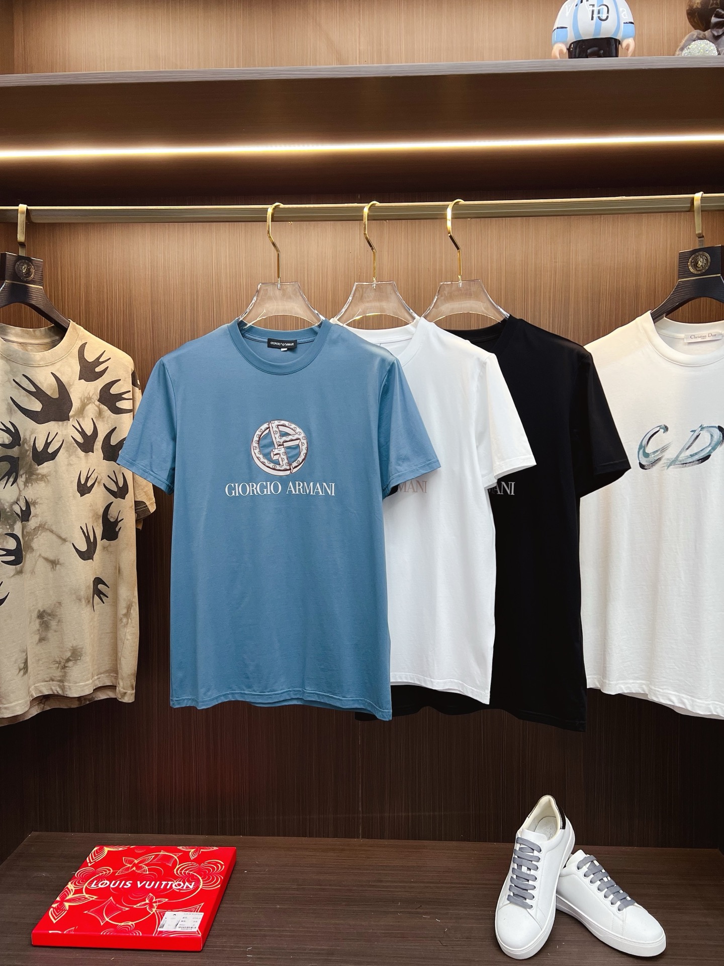 NO:519802,Armani 2025SS spring and summer latest round neck fashionable short-sleeved T-shirt, synchronized on the official website, and private cotton fabric for the counter!  Comfortable skin, durable and easy to wear, classic simple logo design, original factory craftsmanship, must-have items for handsome men. Number of numbers M-4XL, armani, armani, T-shirt, tees, t-shirt, alexander wang19860909Armani 阿玛尼 2025SS春夏最新款圆领时尚短袖T恤,官网同步,专柜纯棉面料！贴肤舒适,耐看又好穿,经典简约logo设计,原厂工艺一丝不苟,型男必备单品 码数M-4XL,,armani,armani,T-shirt,tees，t-shirt,alexander wang,Men's clothing