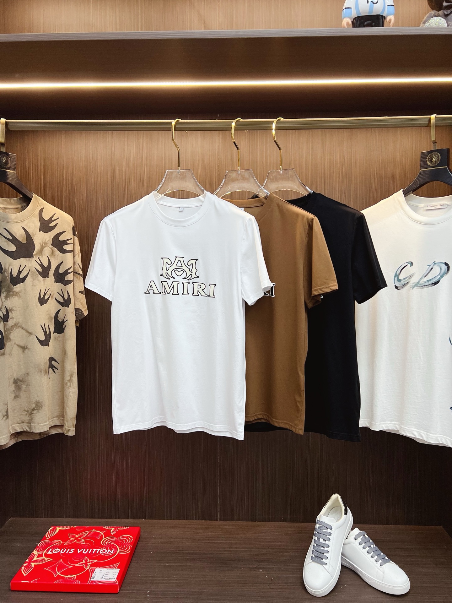 NO:519805,Fashion brand 2025SS spring and summer latest round neck fashionable short-sleeved T-shirt, synchronized on the official website, and private cotton fabric for the counter!  Comfortable skin, durable and easy to wear, classic simple logo design, original factory craftsmanship, must-have items for handsome men. Number of numbers M-4XL, T-shirt,tees, t-shirt,alexander wang19860909潮牌 2025SS春夏最新款圆领时尚短袖T恤,官网同步,专柜纯棉面料！贴肤舒适,耐看又好穿,经典简约logo设计,原厂工艺一丝不苟,型男必备单品 码数M-4XL,,T-shirt,tees，t-shirt,alexander wang,Men's clothing