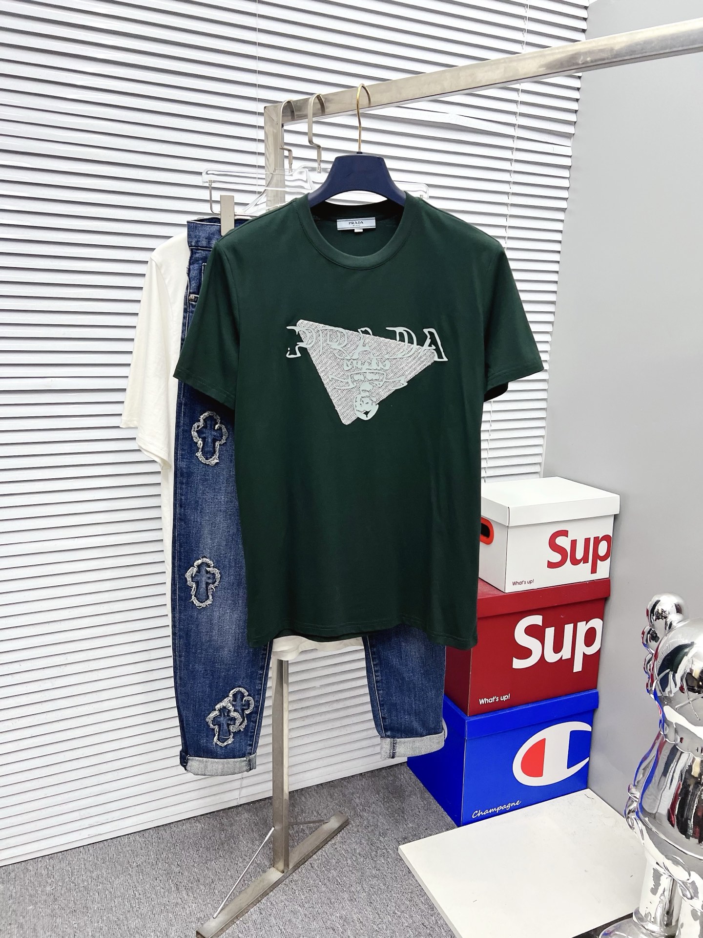 NO:526568,PRADA 2025SS Spring and Summer latest round neck fashionable short-sleeved T-shirt, synchronized on the official website, and private cotton fabric for the counter!  Comfortable skin, durable and easy to wear, classic simple logo design, original factory craftsmanship, must-have items for handsome men. Number of numbers M-4XL, prada, prada, T-shirt, tees, t-shirt, alexander wang19860909PRADA 普拉达 2025SS春夏最新款圆领时尚短袖T恤,官网同步,专柜纯棉面料！贴肤舒适,耐看又好穿,经典简约logo设计,原厂工艺一丝不苟,型男必备单品 码数M-4XL,,prada,prada,T-shirt,tees，t-shirt,alexander wang,Men's clothing