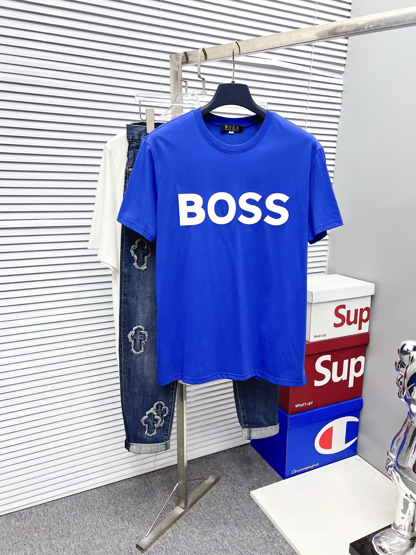 NO:526570,BOSS 2025SS Spring and Summer latest round neck fashionable short-sleeved T-shirt, synchronized on the official website, and private cotton fabric for the counter!  Comfortable skin, durable and easy to wear, classic simple logo design, original factory craftsmanship, must-have items for handsome men. Number of numbers M-4XL, T-shirt,tees, t-shirt,alexander wang19860909BOSS 2025SS春夏最新款圆领时尚短袖T恤,官网同步,专柜纯棉面料！贴肤舒适,耐看又好穿,经典简约logo设计,原厂工艺一丝不苟,型男必备单品 码数M-4XL,,T-shirt,tees，t-shirt,alexander wang,Men's clothing