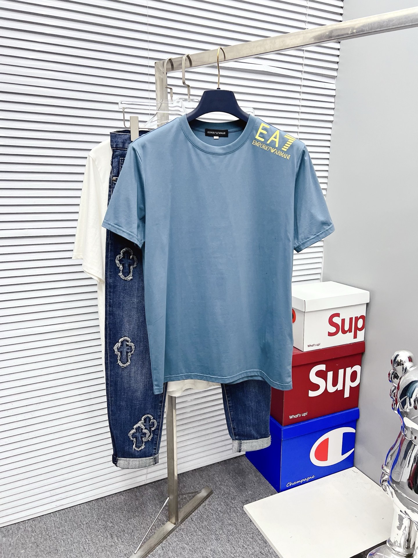 NO:526572,Armani 2025SS spring and summer latest round neck fashionable short-sleeved T-shirt, synchronized on the official website, and private cotton fabric for the counter!  Comfortable skin, durable and easy to wear, classic simple logo design, original factory craftsmanship, must-have items for handsome men. Number of numbers M-4XL, armani, armani, T-shirt, tees, t-shirt, alexander wang19860909Armani 阿玛尼 2025SS春夏最新款圆领时尚短袖T恤,官网同步,专柜纯棉面料！贴肤舒适,耐看又好穿,经典简约logo设计,原厂工艺一丝不苟,型男必备单品 码数M-4XL,,armani,armani,T-shirt,tees，t-shirt,alexander wang,Men's clothing