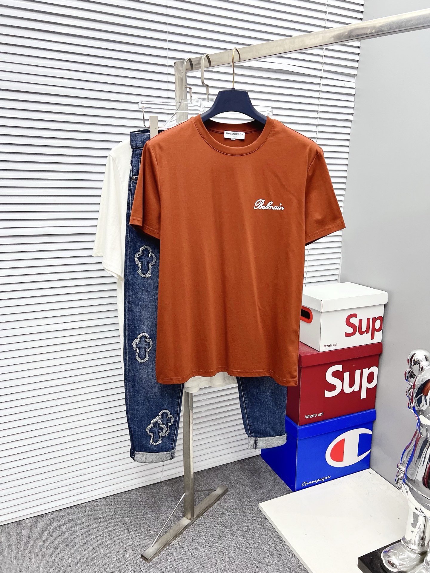 NO:526571,Balenciaga 2025SS spring and summer latest round neck fashionable short-sleeved T-shirt, synchronized on the official website, and private cotton fabric for the counter!  Comfortable skin, durable and easy to wear, classic simple logo design, original factory craftsmanship, must-have items for handsome men. Number of codes M-4XL, balenciaga, T-shirt,tees, t-shirt,alexander wang19860909巴黎世家 2025SS春夏最新款圆领时尚短袖T恤,官网同步,专柜纯棉面料！贴肤舒适,耐看又好穿,经典简约logo设计,原厂工艺一丝不苟,型男必备单品 码数M-4XL,,balenciaga,T-shirt,tees，t-shirt,alexander wang,Men's clothing