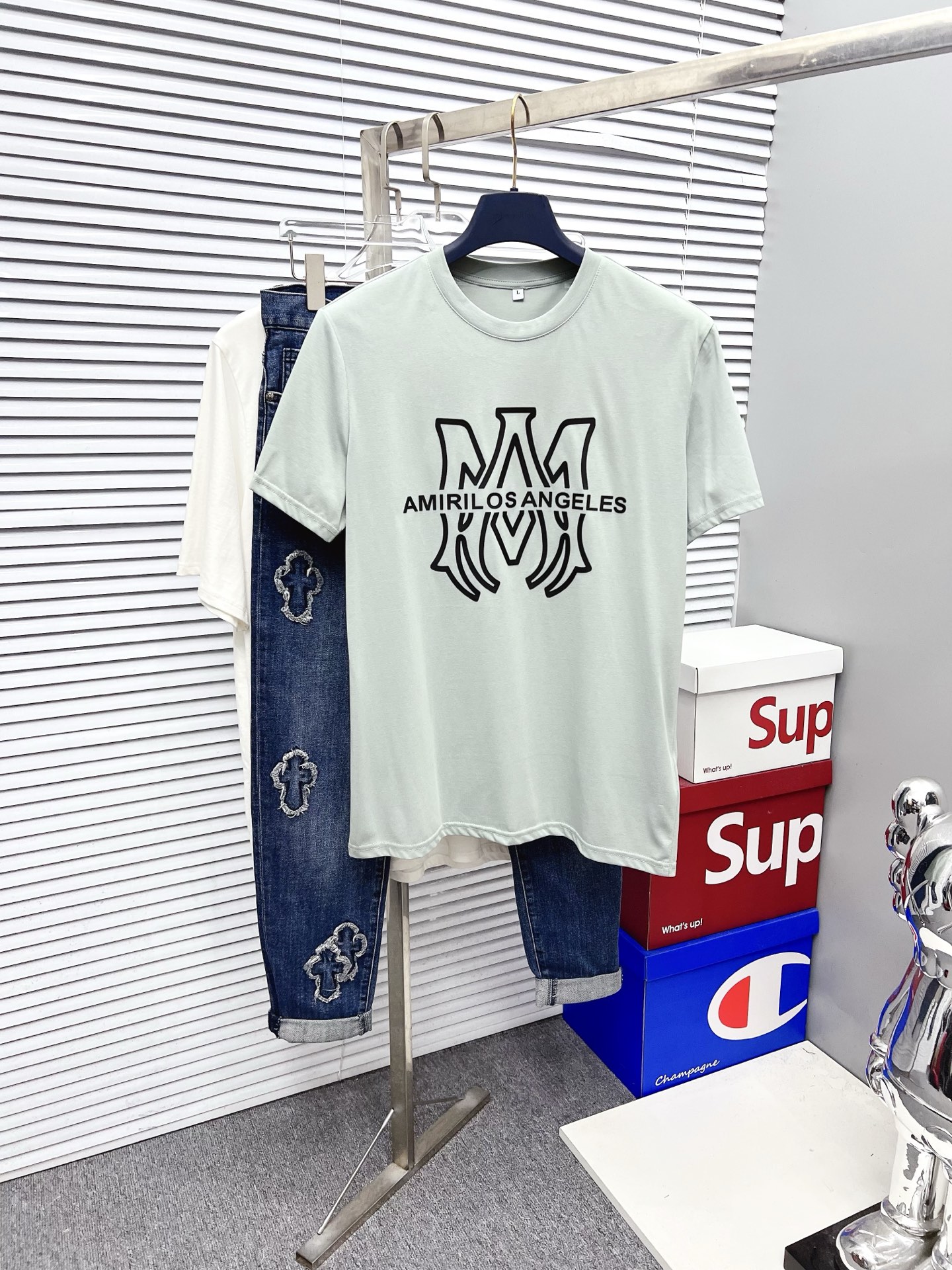 NO:526554,Amy's 2025SS spring and summer latest round neck fashionable short-sleeved T-shirt, synchronized on the official website, and a counter pure cotton fabric!  Comfortable skin, durable and easy to wear, classic simple logo design, original craftsmanship meticulous, must-have items for handsome men. Number of numbers M-4XL, amiri, T-shirt, tees, t-shirt, alexander wang19860909艾米 2025SS春夏最新款圆领时尚短袖T恤,官网同步,专柜纯棉面料！贴肤舒适,耐看又好穿,经典简约logo设计,原厂工艺一丝不苟,型男必备单品 码数M-4XL,,amiri,T-shirt,tees，t-shirt,alexander wang,Men's clothing