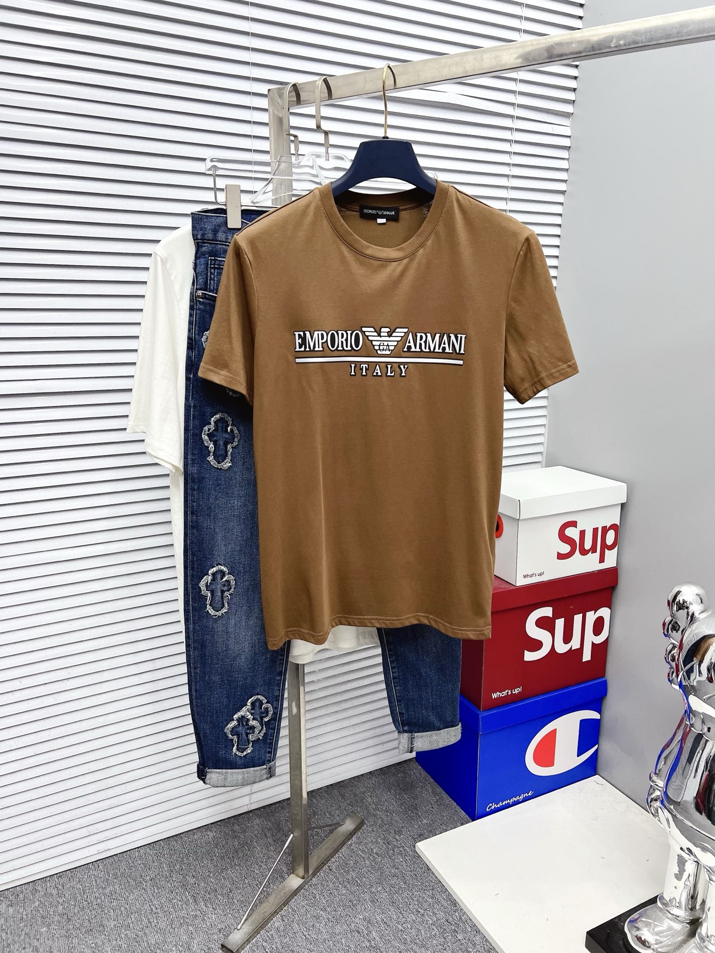 NO:526556,Armani 2025SS spring and summer latest round neck fashionable short-sleeved T-shirt, synchronized on the official website, and private cotton fabric for the counter!  Comfortable skin, durable and easy to wear, classic simple logo design, original factory craftsmanship, must-have items for handsome men. Number of numbers M-4XL, armani, armani, T-shirt, tees, t-shirt, alexander wang19860909Armani 阿玛尼 2025SS春夏最新款圆领时尚短袖T恤,官网同步,专柜纯棉面料！贴肤舒适,耐看又好穿,经典简约logo设计,原厂工艺一丝不苟,型男必备单品 码数M-4XL,,armani,armani,T-shirt,tees，t-shirt,alexander wang,Men's clothing