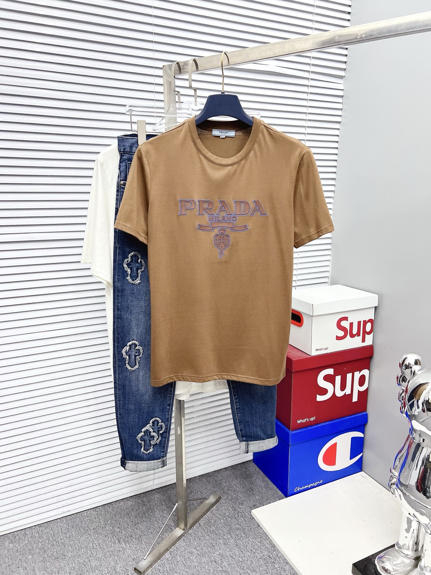 NO:526558,PRADA 2025SS Spring and Summer latest round neck fashionable short-sleeved T-shirt, synchronized on the official website, and private cotton fabric for the counter!  Comfortable skin, durable and easy to wear, classic simple logo design, original factory craftsmanship, must-have items for handsome men. Number of numbers M-4XL, prada, prada, T-shirt, tees, t-shirt, alexander wang19860909PRADA 普拉达 2025SS春夏最新款圆领时尚短袖T恤,官网同步,专柜纯棉面料！贴肤舒适,耐看又好穿,经典简约logo设计,原厂工艺一丝不苟,型男必备单品 码数M-4XL,,prada,prada,T-shirt,tees，t-shirt,alexander wang,Men's clothing