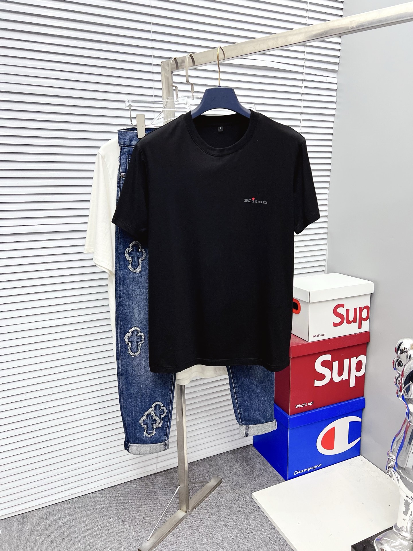 NO:526560,Kiton 2025SS spring and summer latest round neck fashionable short-sleeved T-shirt, synchronized on the official website, and private cotton fabric for the counter!  Comfortable skin, durable and easy to wear, classic simple logo design, original factory craftsmanship, must-have items for handsome men. Number of numbers M-4XL, T-shirt,tees, t-shirt,alexander wang19860909Kiton 2025SS春夏最新款圆领时尚短袖T恤,官网同步,专柜纯棉面料！贴肤舒适,耐看又好穿,经典简约logo设计,原厂工艺一丝不苟,型男必备单品 码数M-4XL,,T-shirt,tees，t-shirt,alexander wang,Men's clothing