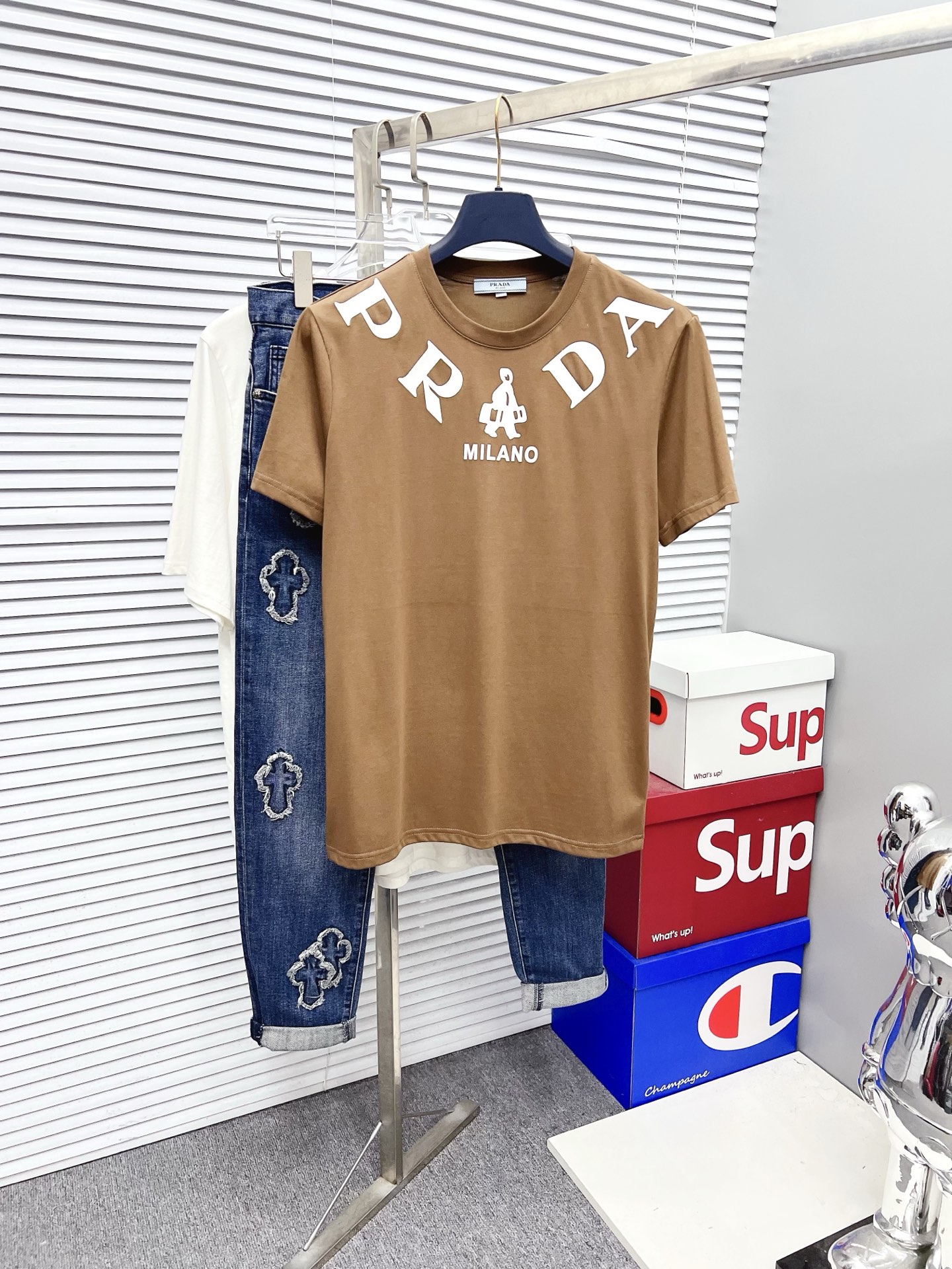 NO:526562,PRADA 2025SS Spring and Summer latest round neck fashionable short-sleeved T-shirt, synchronized on the official website, and private cotton fabric for the counter!  Comfortable skin, durable and easy to wear, classic simple logo design, original factory craftsmanship, must-have items for handsome men. Number of numbers M-4XL, prada, prada, T-shirt, tees, t-shirt, alexander wang19860909PRADA 普拉达 2025SS春夏最新款圆领时尚短袖T恤,官网同步,专柜纯棉面料！贴肤舒适,耐看又好穿,经典简约logo设计,原厂工艺一丝不苟,型男必备单品 码数M-4XL,,prada,prada,T-shirt,tees，t-shirt,alexander wang,Men's clothing