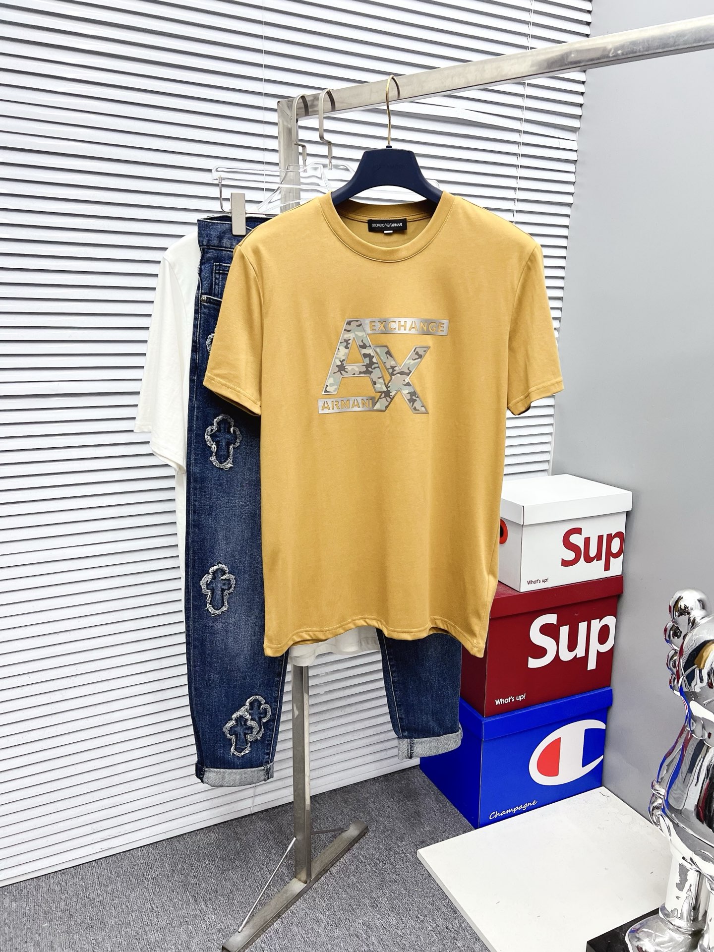 NO:526564,Armani 2025SS spring and summer latest round neck fashionable short-sleeved T-shirt, synchronized on the official website, and private cotton fabric for the counter!  Comfortable skin, durable and easy to wear, classic simple logo design, original factory craftsmanship, must-have items for handsome men. Number of numbers M-4XL, armani, armani, T-shirt, tees, t-shirt, alexander wang19860909Armani 阿玛尼 2025SS春夏最新款圆领时尚短袖T恤,官网同步,专柜纯棉面料！贴肤舒适,耐看又好穿,经典简约logo设计,原厂工艺一丝不苟,型男必备单品 码数M-4XL,,armani,armani,T-shirt,tees，t-shirt,alexander wang,Men's clothing