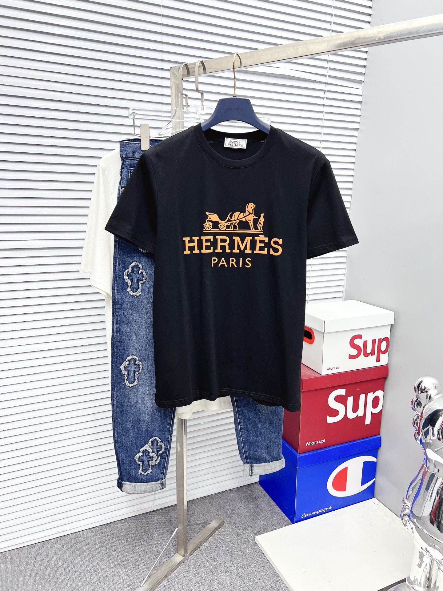 NO:526566,Hermes 2025SS spring and summer latest round neck fashionable short-sleeved T-shirt, synchronized on the official website, and a counter pure cotton fabric!  Comfortable skin, durable and easy to wear, classic simple logo design, original factory craftsmanship, must-have items for handsome men. Number of numbers M-4XL, hermes, T-shirt,tees, t-shirt,alexander wang19860909爱马仕 2025SS春夏最新款圆领时尚短袖T恤,官网同步,专柜纯棉面料！贴肤舒适,耐看又好穿,经典简约logo设计,原厂工艺一丝不苟,型男必备单品 码数M-4XL,,hermes,T-shirt,tees，t-shirt,alexander wang,Men's clothing