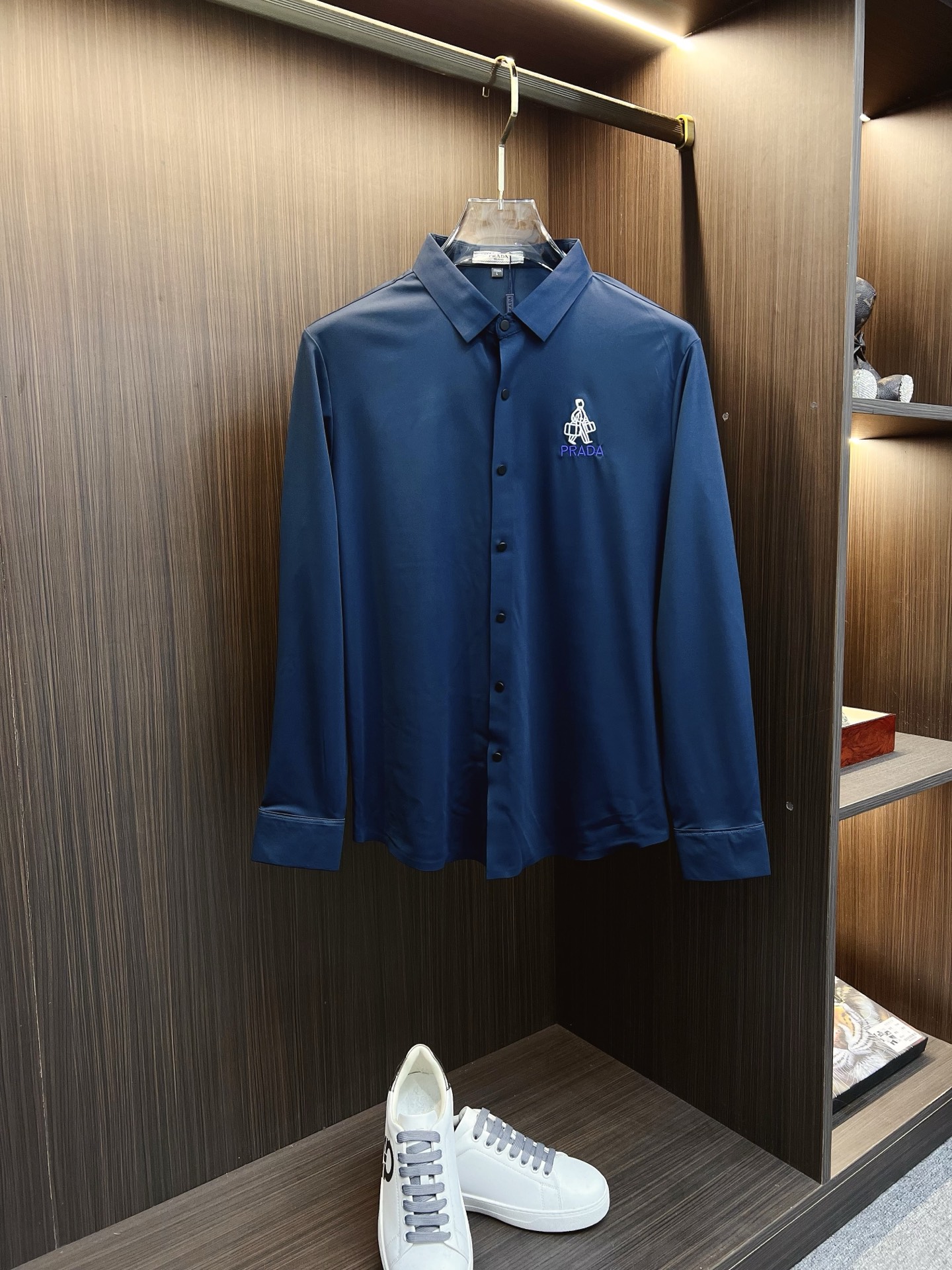 NO:645950,'Prada' Original order is fierce, hot style is coming, 2025ss official website new long-sleeved shirt, exquisite embroidered logo high-end version, counter customized fabric, high breathability and comfort, precision production, perfect detail processing, brand element design concept, reflecting high quality. It feels delicate and soft!  It presents a casual cut and the upper body shape is awesome!  Size M-3XL,,prada,shirts,alexander wang19860909《普拉达》 原单狠货 爆款来袭 2025ss官网新款长袖 衬衫 衬衣,精美刺绣Logo 高端版本,专柜定制面料 透气舒适度高,精工制作,细节处理完美无可挑剔,品牌元素设计理念,体现高品质.手感细腻柔软！呈现休闲裁剪,上身版型超赞！码数M-3XL,,prada,shirts,alexander wang,Men's clothing