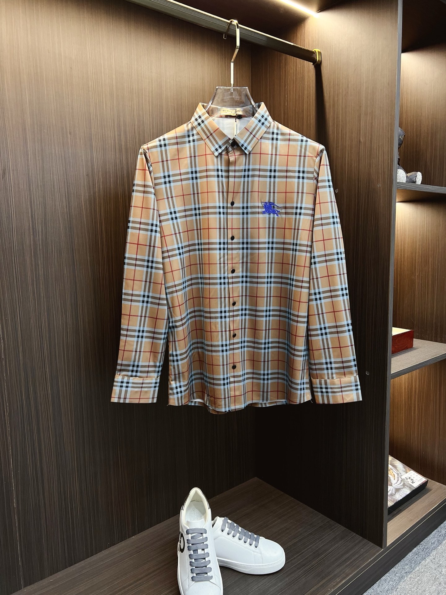 NO:645921,'Burberry' Original order is fierce, hot style is coming, 2025ss official website new long-sleeved shirt, exquisite embroidered logo high-end version, counter customized fabric, high breathability and comfort, precision production, perfect detail processing, brand element design concept, reflecting high quality. It feels delicate and soft!  It presents a casual cut and the upper body shape is awesome!  Size M-3XL,,burberry,shirts,alexander wang19860909《巴宝莉》 原单狠货 爆款来袭 2025ss官网新款长袖 衬衫 衬衣,精美刺绣Logo 高端版本,专柜定制面料 透气舒适度高,精工制作,细节处理完美无可挑剔,品牌元素设计理念,体现高品质.手感细腻柔软！呈现休闲裁剪,上身版型超赞！码数M-3XL,,burberry,shirts,alexander wang,Men's clothing