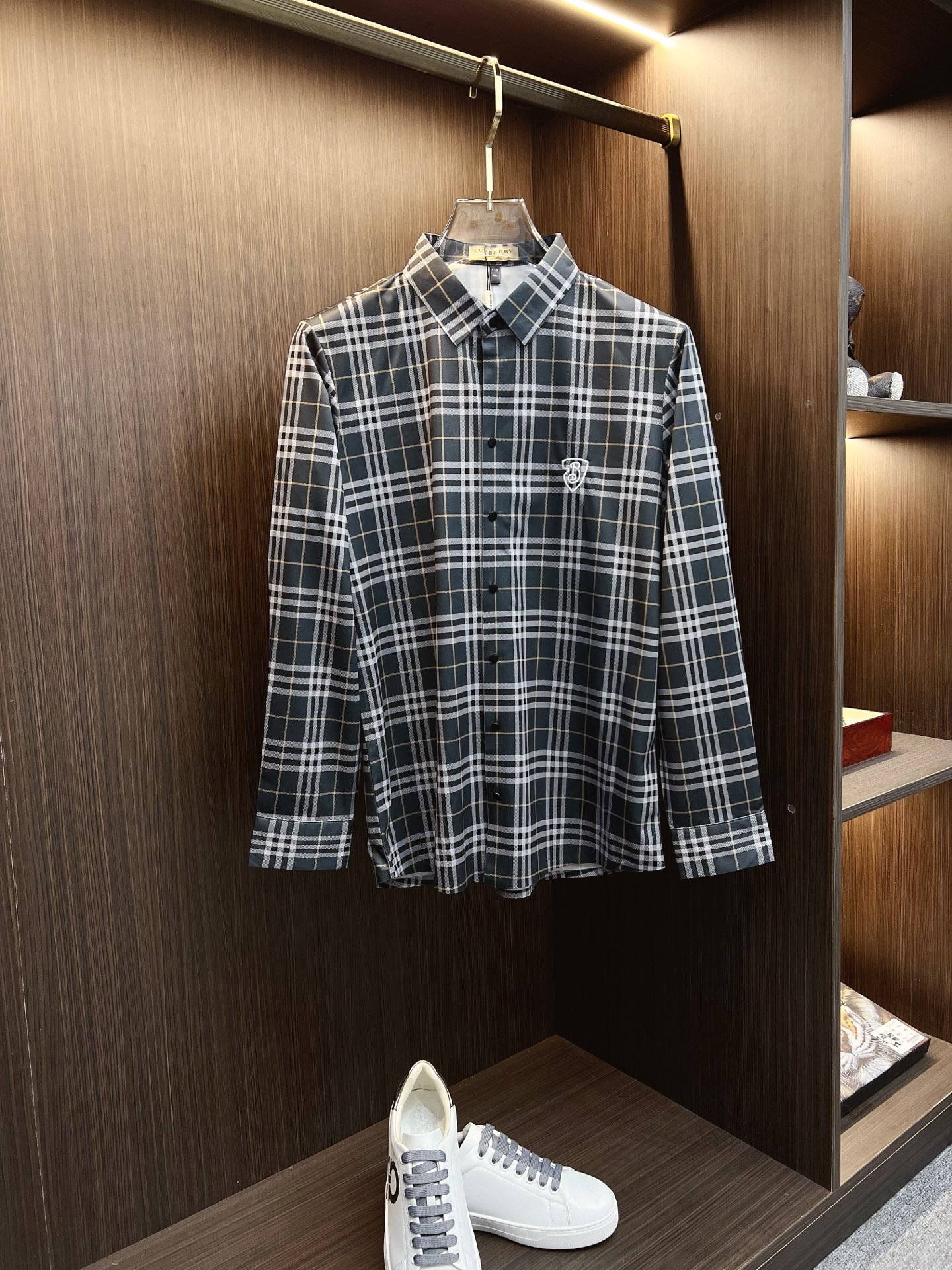 NO:645954,'Burberry' Original order is fierce, hot style is coming, 2025ss official website new long-sleeved shirt, exquisite embroidered logo high-end version, counter customized fabric, high breathability and comfort, precision production, perfect detail processing, brand element design concept, reflecting high quality. It feels delicate and soft!  It presents a casual cut and the upper body shape is awesome!  Size M-3XL,,burberry,shirts,alexander wang19860909《巴宝莉》 原单狠货 爆款来袭 2025ss官网新款长袖 衬衫 衬衣,精美刺绣Logo 高端版本,专柜定制面料 透气舒适度高,精工制作,细节处理完美无可挑剔,品牌元素设计理念,体现高品质.手感细腻柔软！呈现休闲裁剪,上身版型超赞！码数M-3XL,,burberry,shirts,alexander wang,Men's clothing