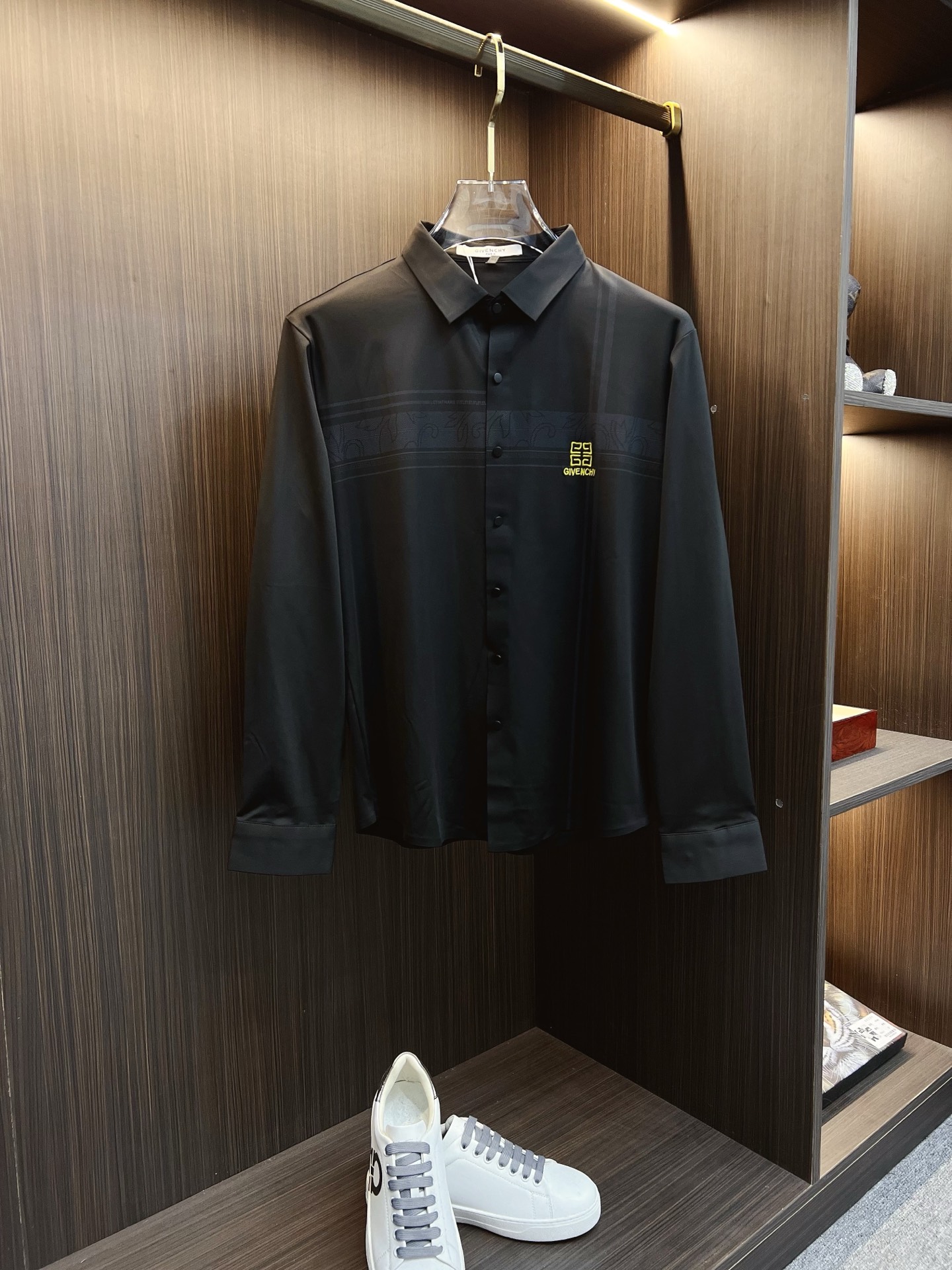 NO:645931,'Givenchy' Original order is fierce, hot style is coming, 2025ss official website new long-sleeved shirt, exquisite embroidered logo high-end version, counter customized fabric, high breathability and comfort, precision production, perfect detail processing, brand element design concept, reflecting high quality. It feels delicate and soft!  It presents a casual cut and the upper body shape is awesome!  Size M-3XL,,givenchy,shirts,alexander wang19860909《纪梵希》 原单狠货 爆款来袭 2025ss官网新款长袖 衬衫 衬衣,精美刺绣Logo 高端版本,专柜定制面料 透气舒适度高,精工制作,细节处理完美无可挑剔,品牌元素设计理念,体现高品质.手感细腻柔软！呈现休闲裁剪,上身版型超赞！码数M-3XL,,givenchy,shirts,alexander wang,Men's clothing