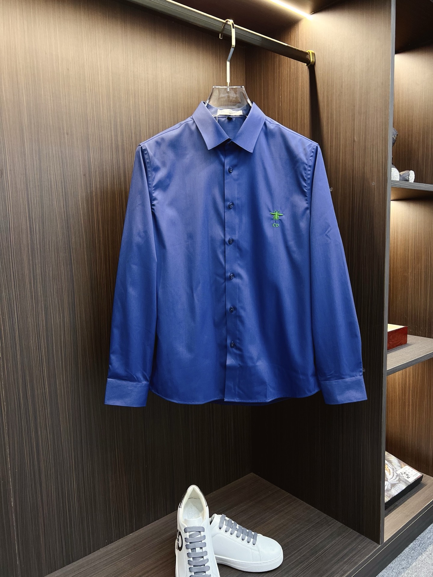 NO:645926,'Dior' original order, hot goods, hot style coming, 2025ss official website new long-sleeved shirt, exquisite embroidered logo high-end version, counter customized fabric, high breathability and comfort, precision production, perfect detail processing, brand element design concept, reflecting high quality. It feels delicate and soft!  It presents a casual cut and the upper body shape is awesome!  Size M-3XL,,dior,shirts,alexander wang19860909《迪奥》 原单狠货 爆款来袭 2025ss官网新款长袖 衬衫 衬衣,精美刺绣Logo 高端版本,专柜定制面料 透气舒适度高,精工制作,细节处理完美无可挑剔,品牌元素设计理念,体现高品质.手感细腻柔软！呈现休闲裁剪,上身版型超赞！码数M-3XL,,dior,shirts,alexander wang,Men's clothing