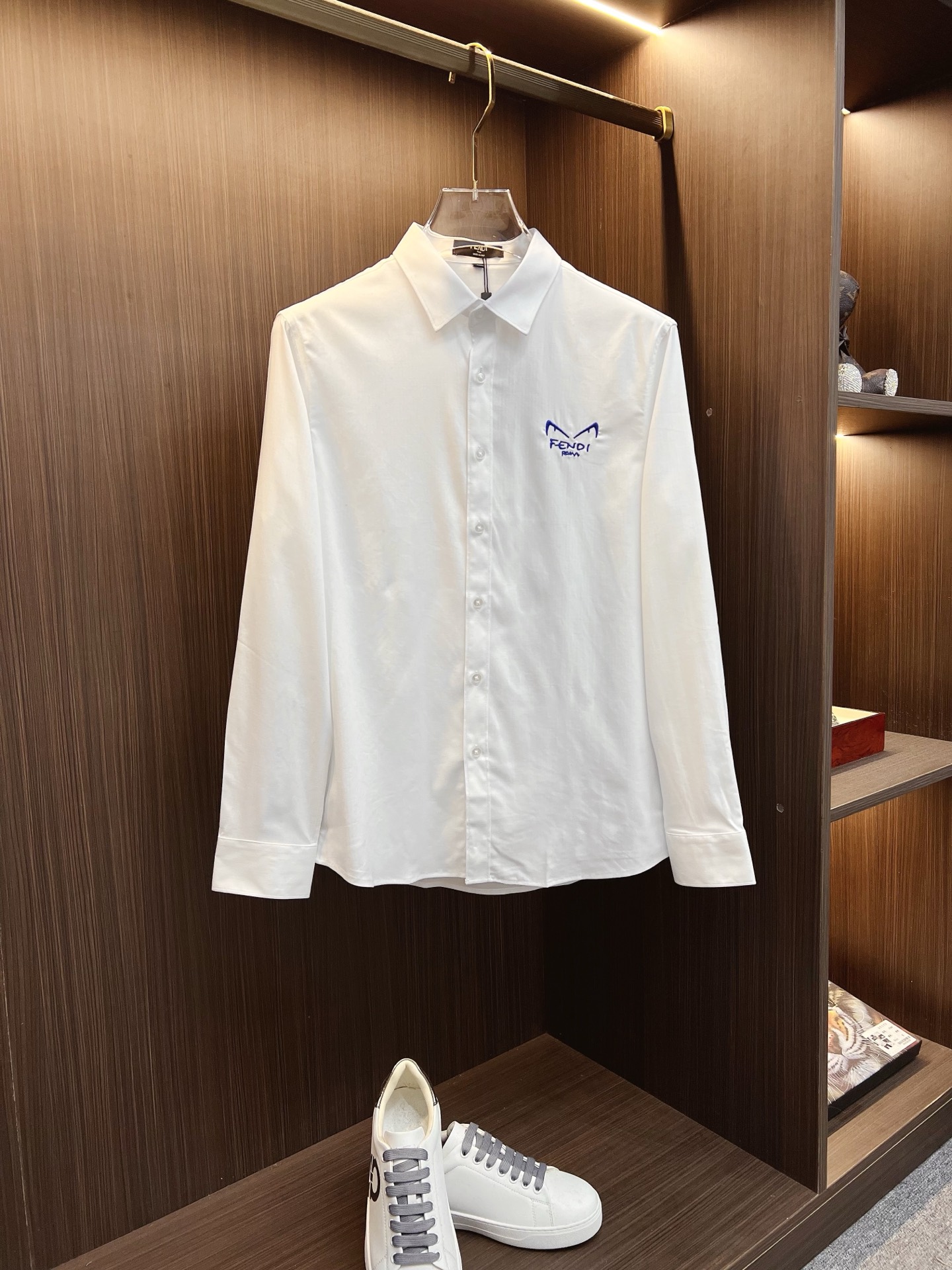 NO:645918,'Fendi' original order, hot goods, hot style coming, 2025ss official website new long-sleeved shirt, exquisite embroidered logo high-end version, counter customized fabric, high breathability and comfort, precision production, perfect detail processing, brand element design concept, reflecting high quality. It feels delicate and soft!  It presents a casual cut and the upper body shape is awesome!  Size M-3XL,,fendi,shirts,alexander wang19860909《芬迪》 原单狠货 爆款来袭 2025ss官网新款长袖 衬衫 衬衣,精美刺绣Logo 高端版本,专柜定制面料 透气舒适度高,精工制作,细节处理完美无可挑剔,品牌元素设计理念,体现高品质.手感细腻柔软！呈现休闲裁剪,上身版型超赞！码数M-3XL,,fendi,shirts,alexander wang,Men's clothing