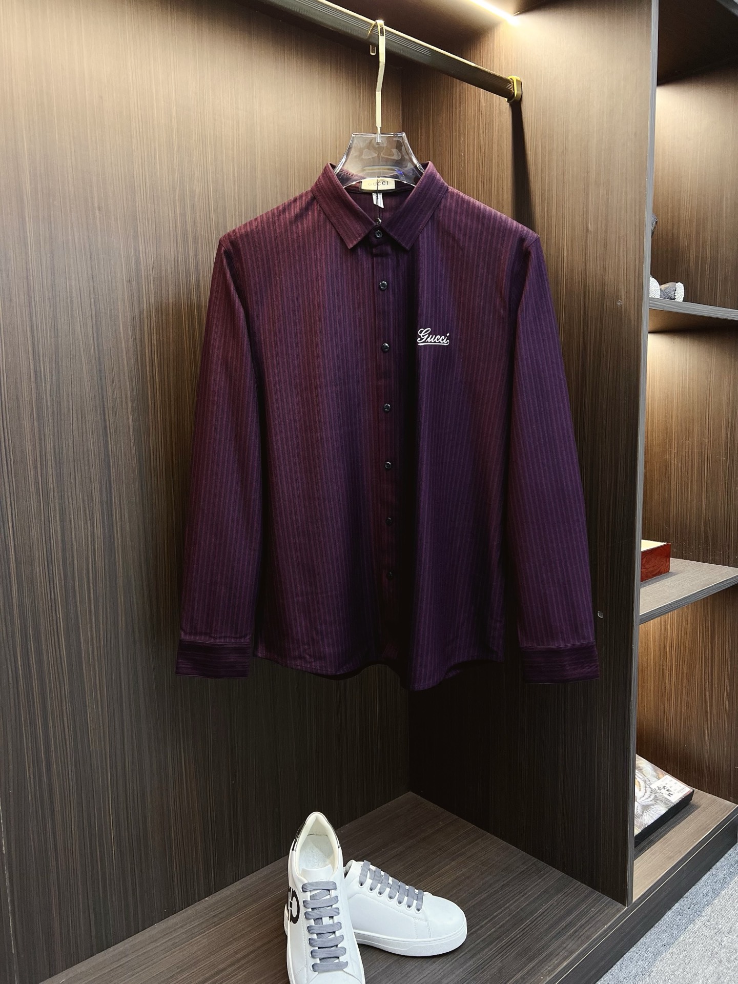 NO:645960,'Gucci' Original order is fierce, hot style is coming, 2025ss official website new long-sleeved shirt, exquisite embroidered logo high-end version, counter customized fabric, high breathability and comfort, precision production, perfect detail processing, brand element design concept, reflecting high quality. It feels delicate and soft!  It presents a casual cut and the upper body shape is awesome!  Size M-3XL,,shirts,alexander wang19860909《古奇》 原单狠货 爆款来袭 2025ss官网新款长袖 衬衫 衬衣,精美刺绣Logo 高端版本,专柜定制面料 透气舒适度高,精工制作,细节处理完美无可挑剔,品牌元素设计理念,体现高品质.手感细腻柔软！呈现休闲裁剪,上身版型超赞！码数M-3XL,,shirts,alexander wang,Men's clothing