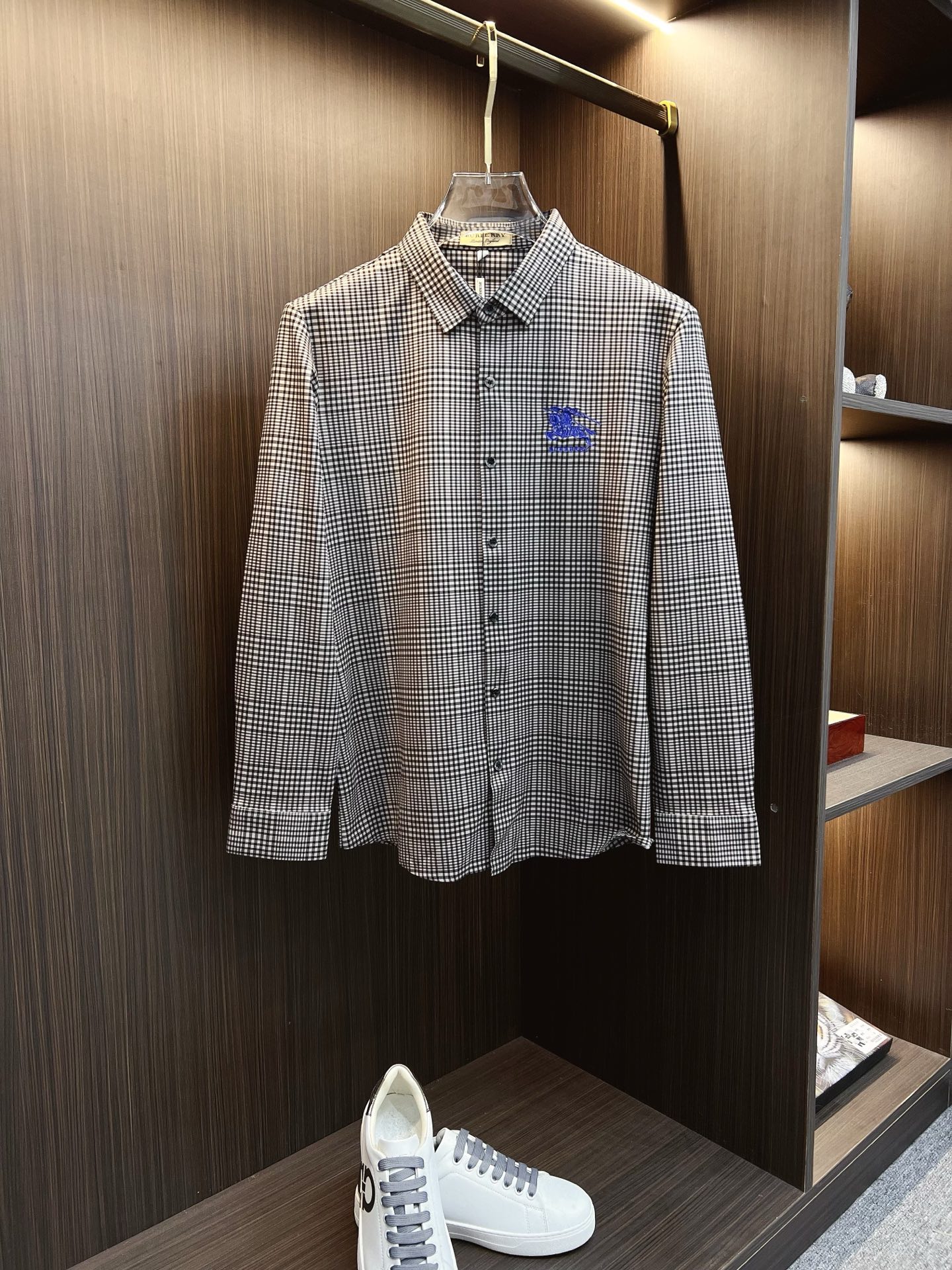 NO:645938,'Burberry' Original order is fierce, hot style is coming, 2025ss official website new long-sleeved shirt, exquisite embroidered logo high-end version, counter customized fabric, high breathability and comfort, precision production, perfect detail processing, brand element design concept, reflecting high quality. It feels delicate and soft!  It presents a casual cut and the upper body shape is awesome!  Size M-3XL,,burberry,shirts,alexander wang19860909《巴宝莉》 原单狠货 爆款来袭 2025ss官网新款长袖 衬衫 衬衣,精美刺绣Logo 高端版本,专柜定制面料 透气舒适度高,精工制作,细节处理完美无可挑剔,品牌元素设计理念,体现高品质.手感细腻柔软！呈现休闲裁剪,上身版型超赞！码数M-3XL,,burberry,shirts,alexander wang,Men's clothing