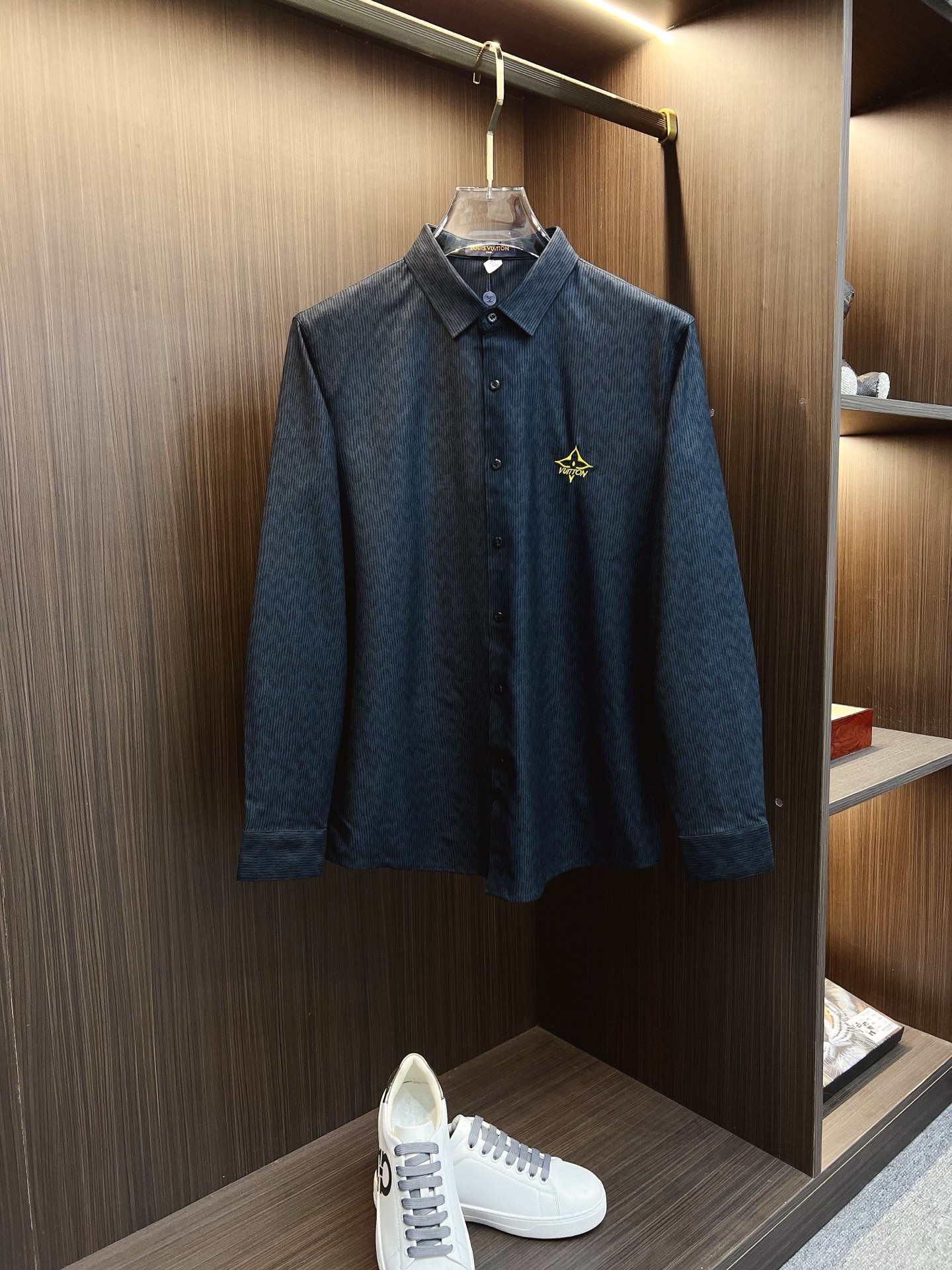 NO:645944,'LV' original order, hot goods, hot style coming, 2025ss official website new long-sleeved shirt, exquisite embroidered logo high-end version, counter customized fabric, high breathability and comfort, precision production, perfect detail processing, brand element design concept, reflecting high quality. It feels delicate and soft!  It presents a casual cut and the upper body shape is awesome!  Size M-3XL,,louis vuitton,shirts,alexander wang19860909《LV》 原单狠货 爆款来袭 2025ss官网新款长袖 衬衫 衬衣,精美刺绣Logo 高端版本,专柜定制面料 透气舒适度高,精工制作,细节处理完美无可挑剔,品牌元素设计理念,体现高品质.手感细腻柔软！呈现休闲裁剪,上身版型超赞！码数M-3XL,,louis vuitton,shirts,alexander wang,Men's clothing