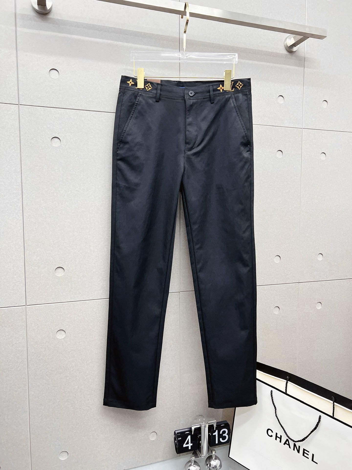 NO:133249,The new LV model is coming in spring and summer. New products are available for sale in the counter. The original 1:1 product for physical store top casual pants, suitable for all ages. The highest version of the imported European fabric in the market is comfortable, soft and skin-friendly. The upper body effect is super fashionable and versatile, straight and stylish, and a must-have for the wardrobe!  Suitable for any occasion Size: 29-40,,louis vuitton,alexander wang19860909LV 新款来袭春夏新款新品 专柜有售 实体店极品休闲裤专柜原版1:1好货,适合各个年龄段.市场最高版本的欧洲进口面料.舒适柔软亲肤,上身效果超级棒时尚百搭,笔挺有型,衣橱必备！适合任何场合穿着 尺码:29-40,,louis vuitton,alexander wang,Men's clothing