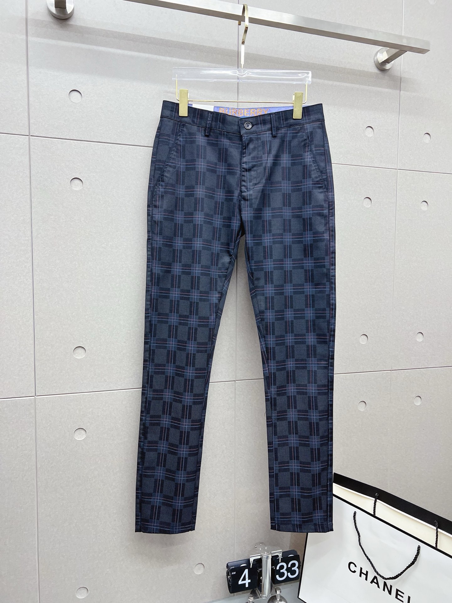 NO:133271,Burberry's new spring and summer new products are available for sale in counters. The original 1:1 product for physical store top casual pants, suitable for all ages. The highest version of the imported European fabric in the market is comfortable, soft and skin-friendly, with super cool and fashionable and versatile upper body effect, straight and stylish, a must-have for the wardrobe!  Suitable for any occasion Size: 29-40, burberry, alexander wang19860909巴宝莉 新款来袭春夏新款新品 专柜有售 实体店极品休闲裤专柜原版1:1好货,适合各个年龄段.市场最高版本的欧洲进口面料.舒适柔软亲肤,上身效果超级棒时尚百搭,笔挺有型,衣橱必备！适合任何场合穿着 尺码:29-40,,burberry,alexander wang,Men's clothing