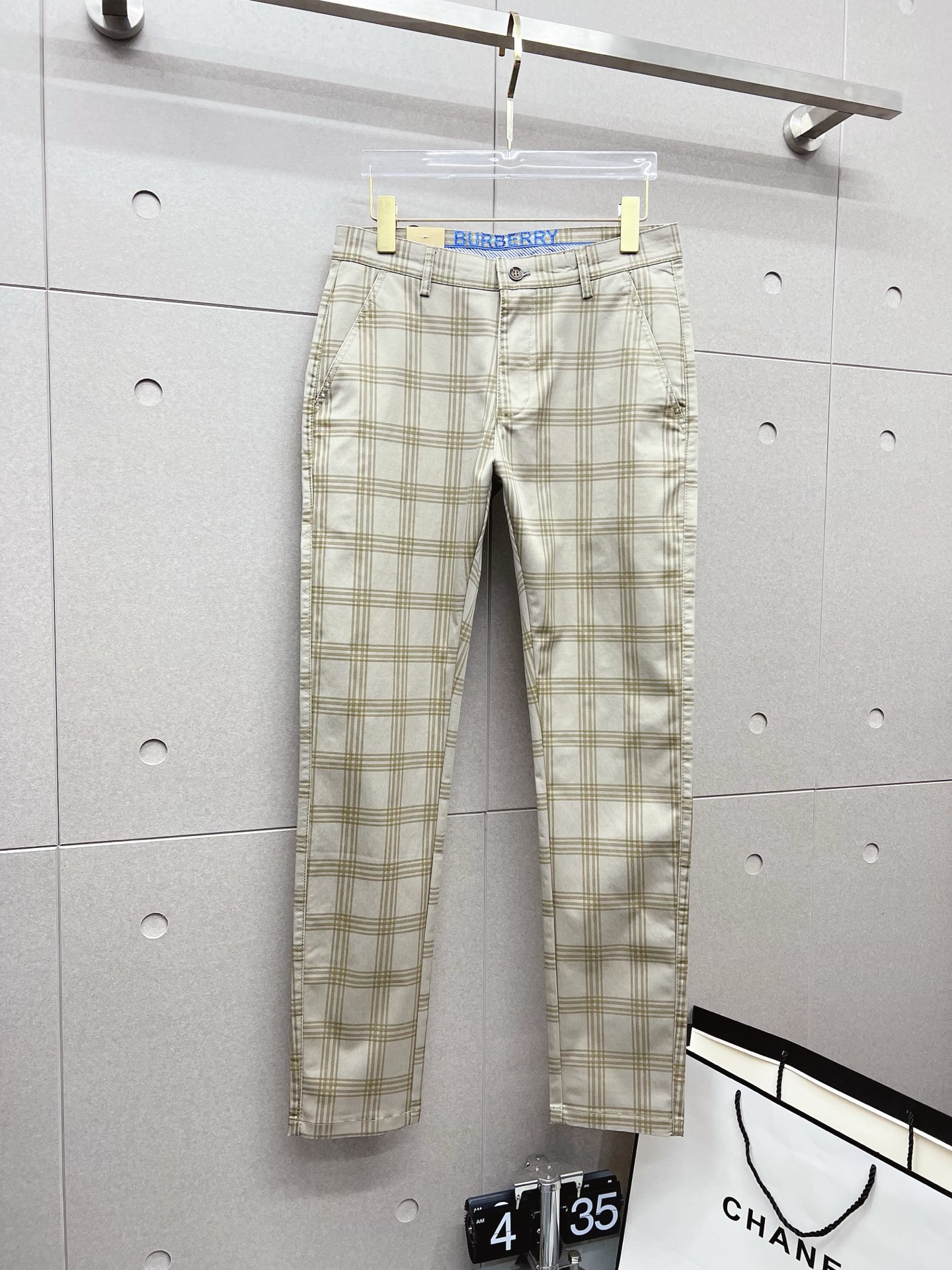 NO:598478,Burberry new arrivals 2025 new products are available at counters. The best casual pants counters in physical stores are original 1:1 good products, suitable for all ages. The highest version of European imported fabrics on the market. Comfortable, soft and skin-friendly, the upper body effect is super fashionable and versatile, straight and stylish, a wardrobe must-have!  Suitable for any occasion. Sizes: 29-40, burberry, alexander wang19860909巴宝莉 新款来袭2025新款新品 专柜有售 实体店极品休闲裤专柜原版1:1好货,适合各个年龄段.市场最高版本的欧洲进口面料.舒适柔软亲肤,上身效果超级棒时尚百搭,笔挺有型,衣橱必备！适合任何场合穿着 尺码:29-40,,burberry,alexander wang,Men's clothing