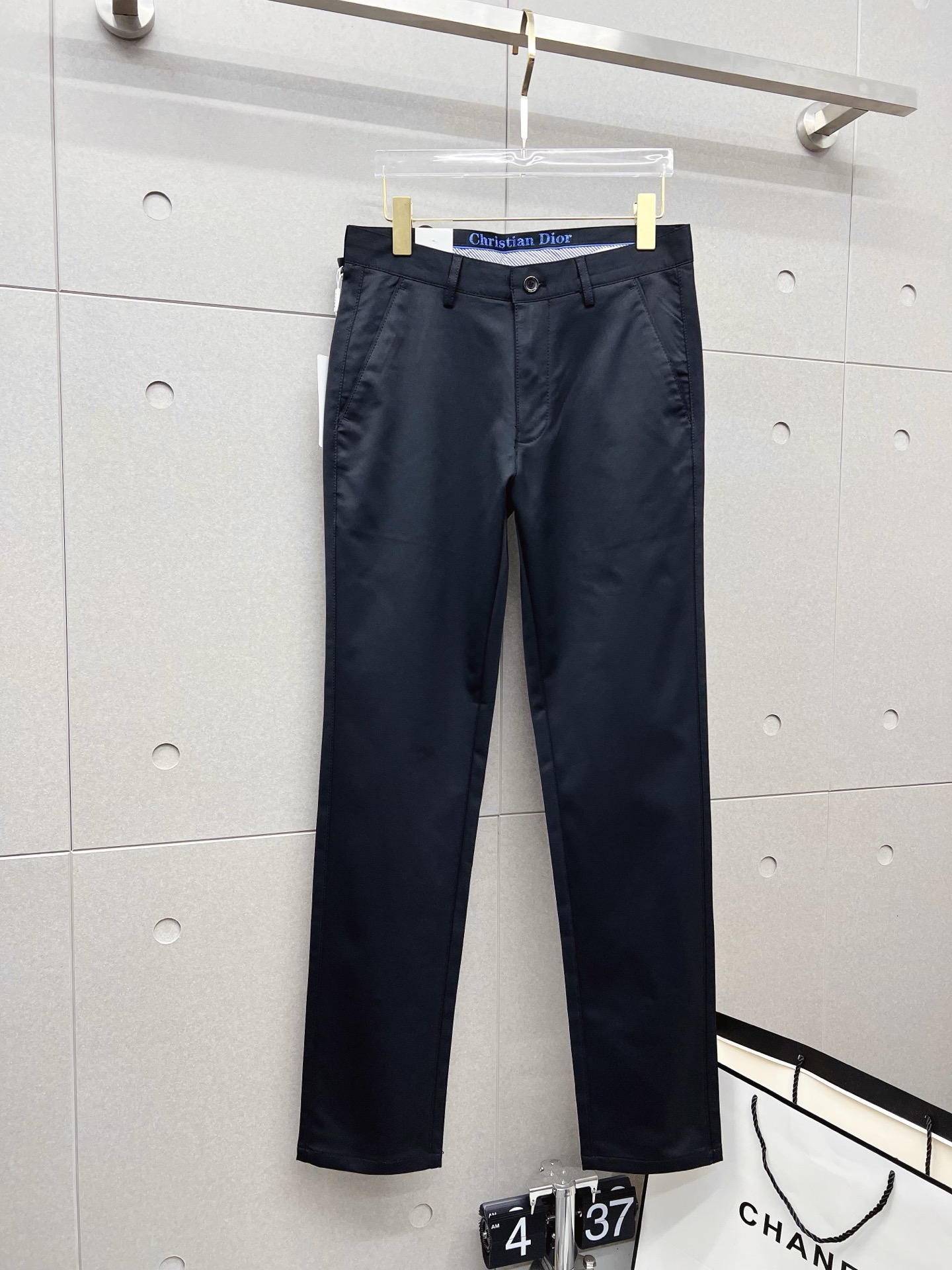 NO:133268,Dior New models are coming in spring and summer new products, available for sale in counters. The original 1:1 product for physical store top casual pants, suitable for all ages. The highest version of European imported fabrics in the market. They are comfortable, soft and skin-friendly, with super cool and fashionable and versatile upper body effect, straight and stylish, a must-have for the wardrobe!  Suitable for any occasion Size: 29-40,,dior,alexander wang19860909迪奥 新款来袭春夏新款新品 专柜有售 实体店极品休闲裤专柜原版1:1好货,适合各个年龄段.市场最高版本的欧洲进口面料.舒适柔软亲肤,上身效果超级棒时尚百搭,笔挺有型,衣橱必备！适合任何场合穿着 尺码:29-40,,dior,alexander wang,Men's clothing