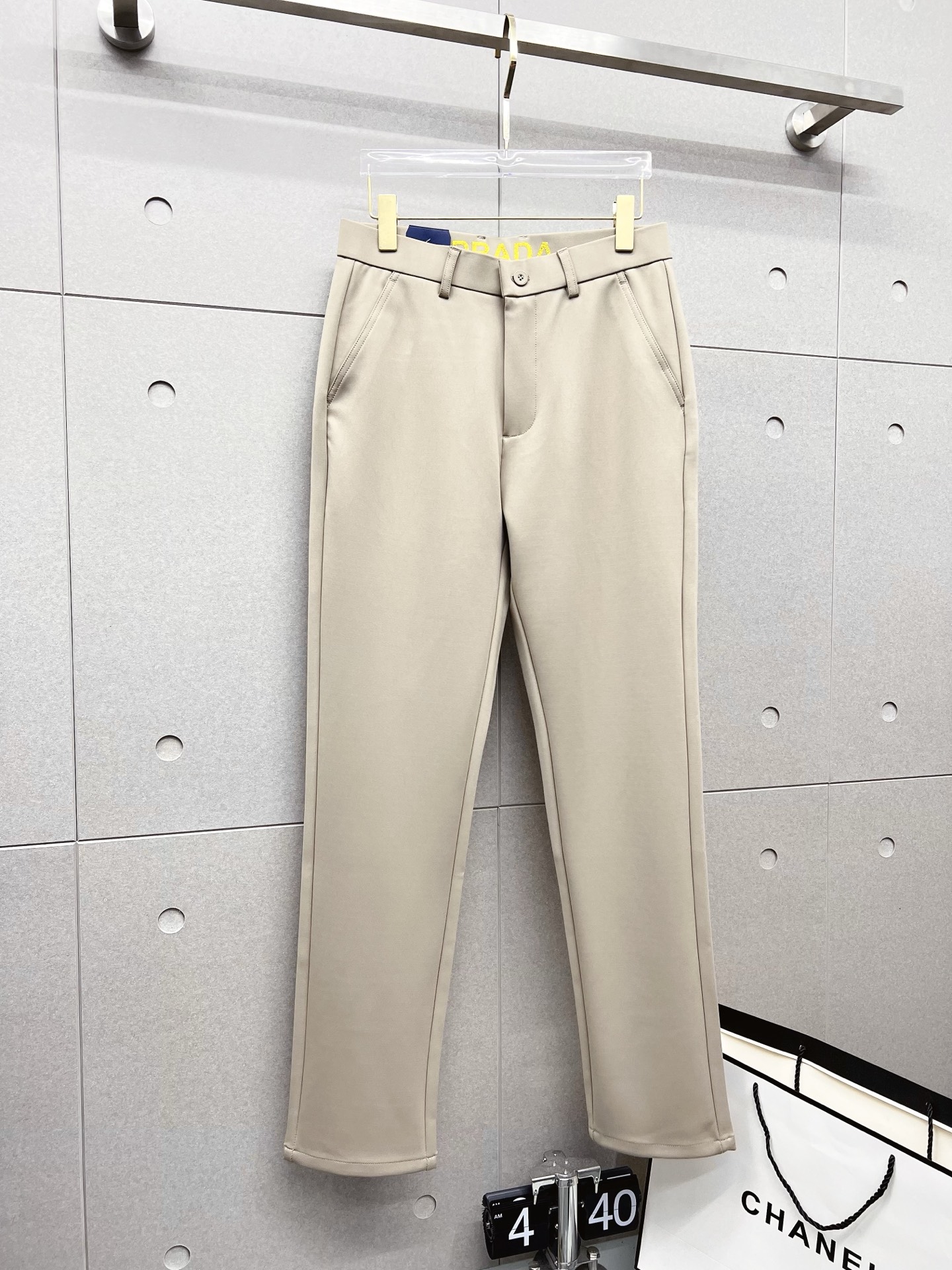 NO:133265,Prada New models are coming in spring and summer new products, available for sale in counters. The original 1:1 product for physical store top casual pants, suitable for all ages. The highest version of European imported fabrics in the market. They are comfortable, soft and skin-friendly, with super cool and fashionable and versatile upper body effect, straight and stylish, a must-have for the wardrobe!  Suitable for any occasion Size: 29-40, prada, alexander wang19860909普拉达 新款来袭春夏新款新品 专柜有售 实体店极品休闲裤专柜原版1:1好货,适合各个年龄段.市场最高版本的欧洲进口面料.舒适柔软亲肤,上身效果超级棒时尚百搭,笔挺有型,衣橱必备！适合任何场合穿着 尺码:29-40,,prada,alexander wang,Men's clothing