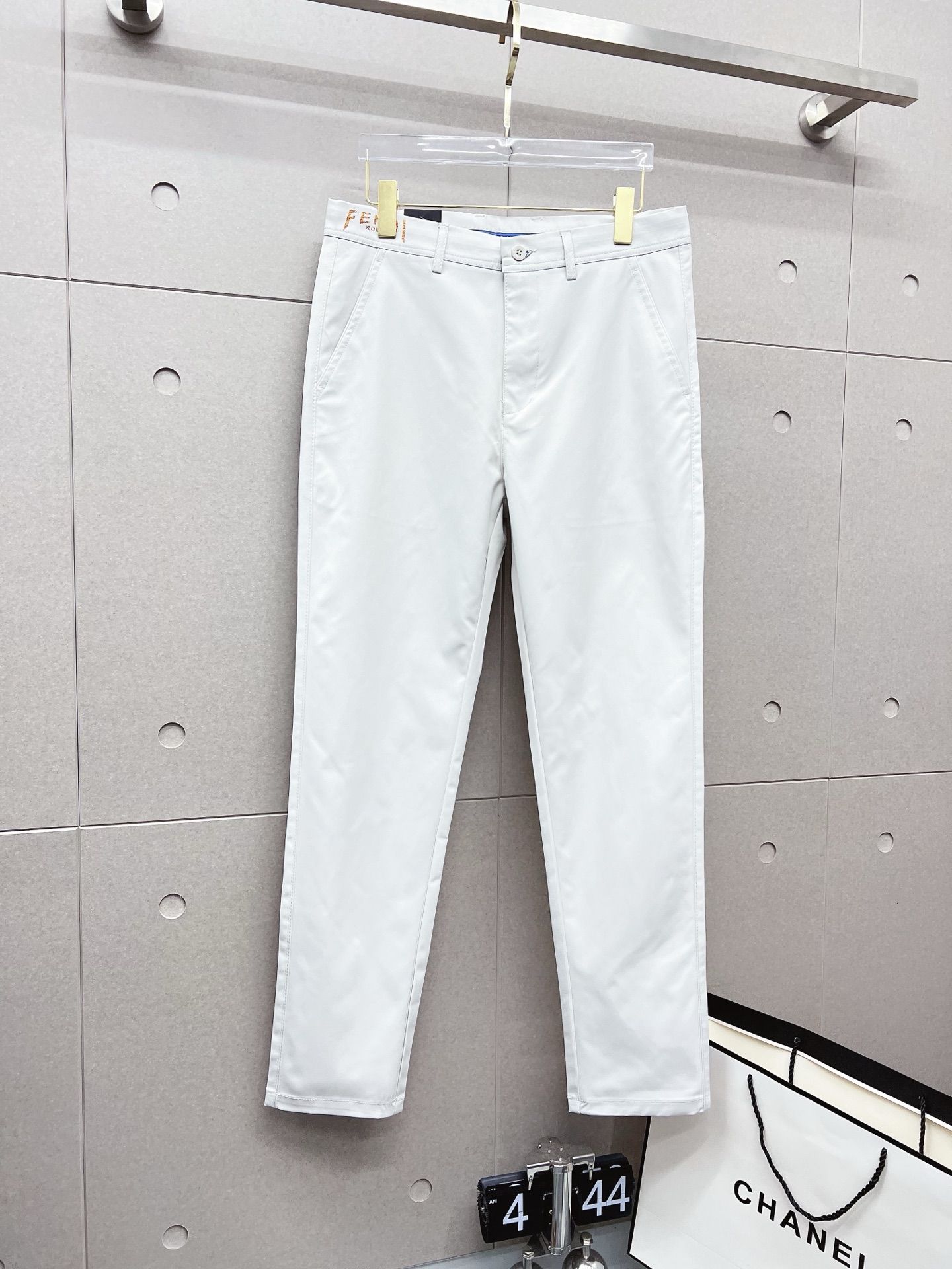 NO:133259,Fendi New models are coming in spring and summer new products, available for sale in counters. The original 1:1 product for physical store top casual pants, suitable for all ages. The highest version of European imported fabrics in the market. They are comfortable, soft and skin-friendly, with super cool and fashionable and versatile upper body effect, straight and stylish, a must-have for the wardrobe!  Suitable for any occasion Size: 29-40,,fendi,alexander wang19860909芬迪 新款来袭春夏新款新品 专柜有售 实体店极品休闲裤专柜原版1:1好货,适合各个年龄段.市场最高版本的欧洲进口面料.舒适柔软亲肤,上身效果超级棒时尚百搭,笔挺有型,衣橱必备！适合任何场合穿着 尺码:29-40,,fendi,alexander wang,Men's clothing