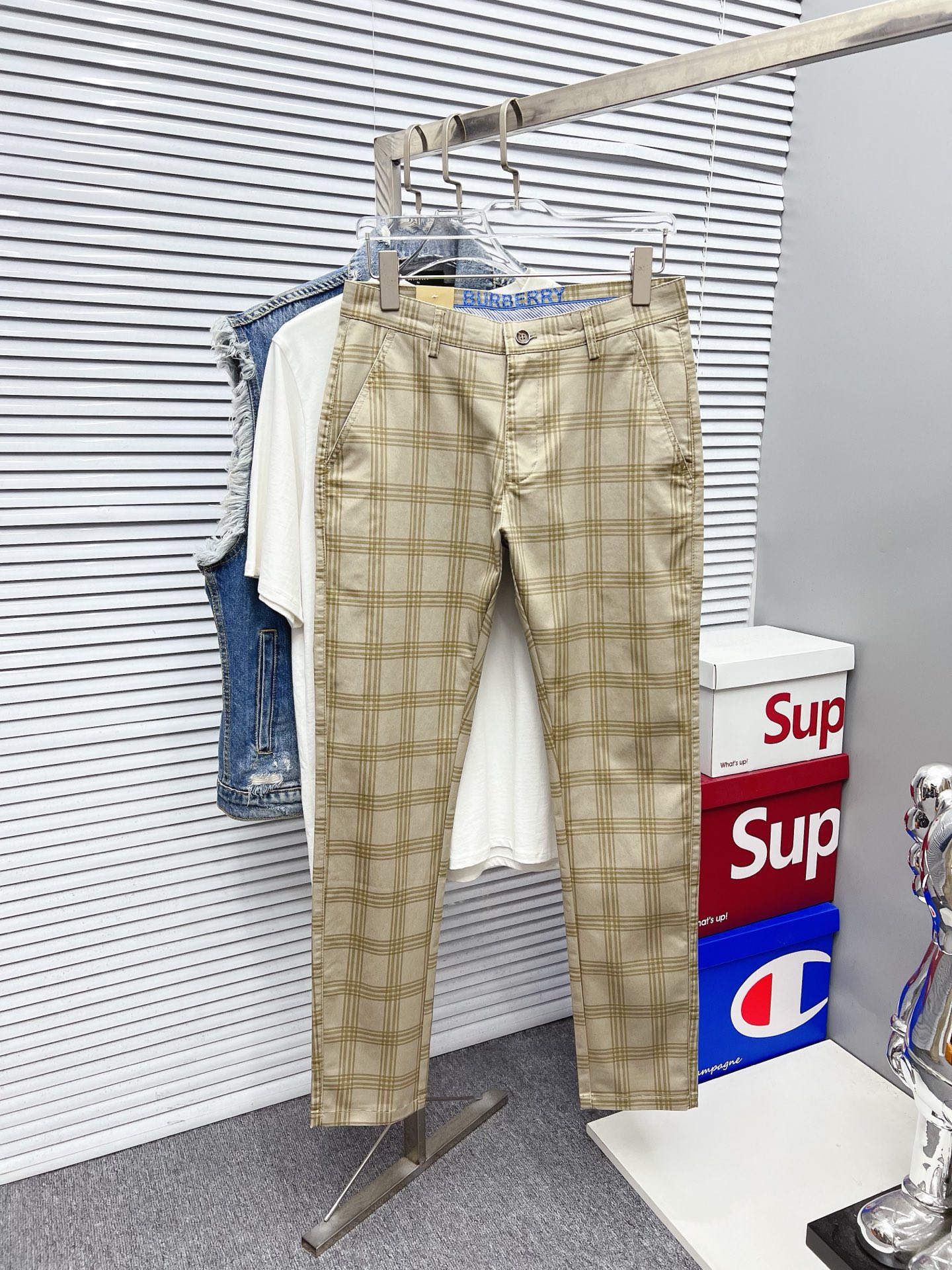 NO:597328,Burberry new arrivals 2025 new products are available at counters. The best casual pants counters in physical stores are original 1:1 good products, suitable for all ages. The highest version of European imported fabrics on the market. Comfortable, soft and skin-friendly, the upper body effect is super fashionable and versatile, straight and stylish, a wardrobe must-have!  Suitable for any occasion. Sizes: 29-40, burberry, alexander wang19860909巴宝莉 新款来袭 2025新款新品 专柜有售 实体店极品休闲裤专柜原版1:1好货,适合各个年龄段.市场最高版本的欧洲进口面料.舒适柔软亲肤,上身效果超级棒时尚百搭,笔挺有型,衣橱必备！适合任何场合穿着 尺码:29-40,,burberry,alexander wang,Men's clothing