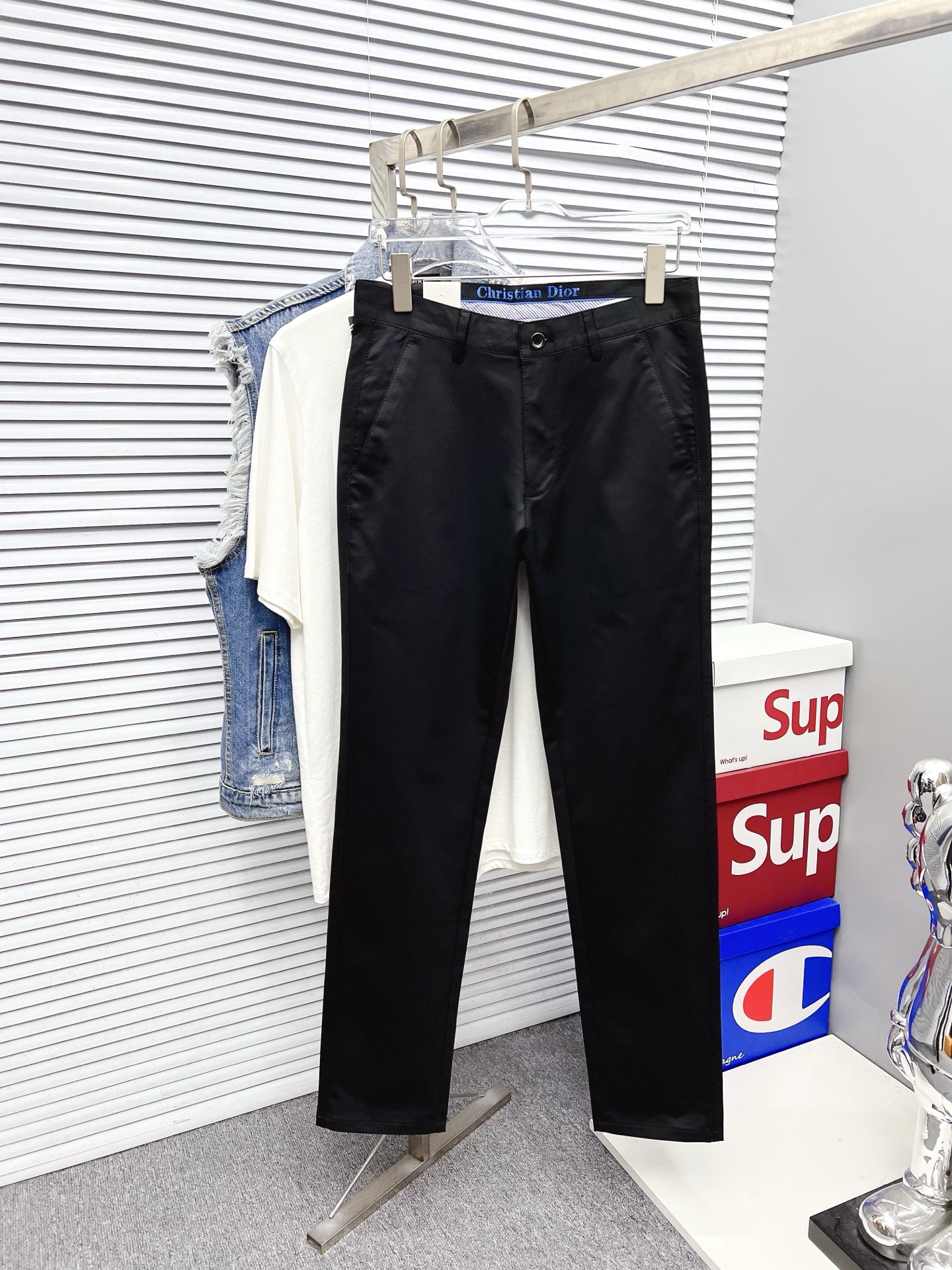 NO:597331,Dior's new arrival, 2025 new products, are available at counters. The best casual pants counters in physical stores are original 1:1 good products, suitable for all ages. The highest version of European imported fabrics on the market. Comfortable, soft and skin-friendly, with super upper body effects, fashionable and versatile, straight and stylish, a wardrobe must-have!  Suitable for any occasion. Sizes: 29-40, dior, alexander wang19860909迪奥 新款来袭 2025新款新品 专柜有售 实体店极品休闲裤专柜原版1:1好货,适合各个年龄段.市场最高版本的欧洲进口面料.舒适柔软亲肤,上身效果超级棒时尚百搭,笔挺有型,衣橱必备！适合任何场合穿着 尺码:29-40,,dior,alexander wang,Men's clothing