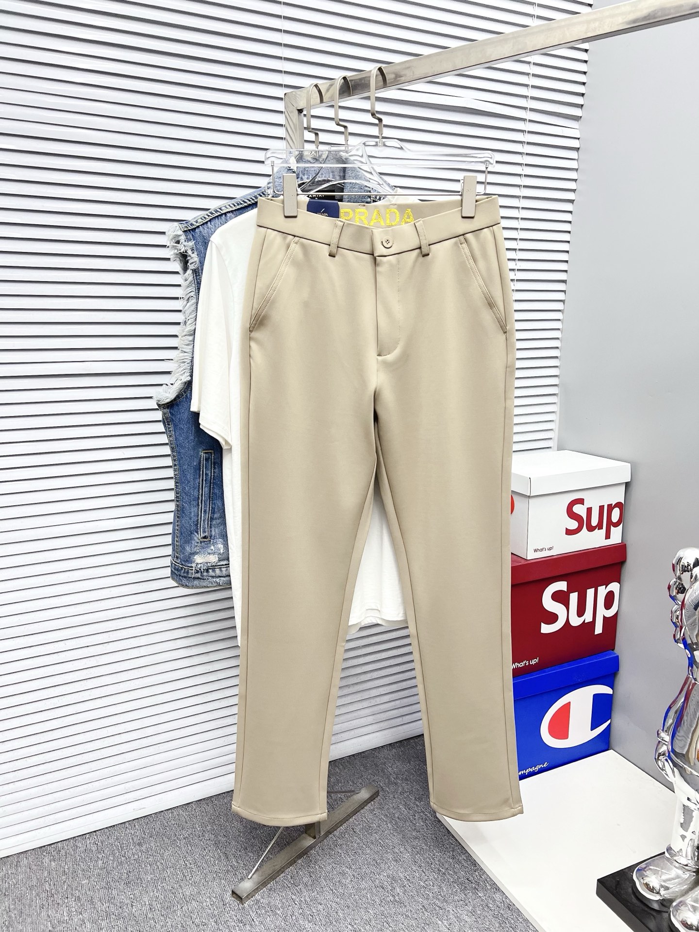 NO:597334,Prada's new models are coming. 2025 new products are available at counters. The best casual pants counters in physical stores are original 1:1 good products, suitable for all ages. The highest version of European imported fabrics on the market. Comfortable, soft and skin-friendly, the upper body effect is super fashionable and versatile, straight and stylish, a wardrobe must-have!  Suitable for any occasion. Sizes: 29-40, prada, alexander wang19860909普拉达 新款来袭 2025新款新品 专柜有售 实体店极品休闲裤专柜原版1:1好货,适合各个年龄段.市场最高版本的欧洲进口面料.舒适柔软亲肤,上身效果超级棒时尚百搭,笔挺有型,衣橱必备！适合任何场合穿着 尺码:29-40,,prada,alexander wang,Men's clothing